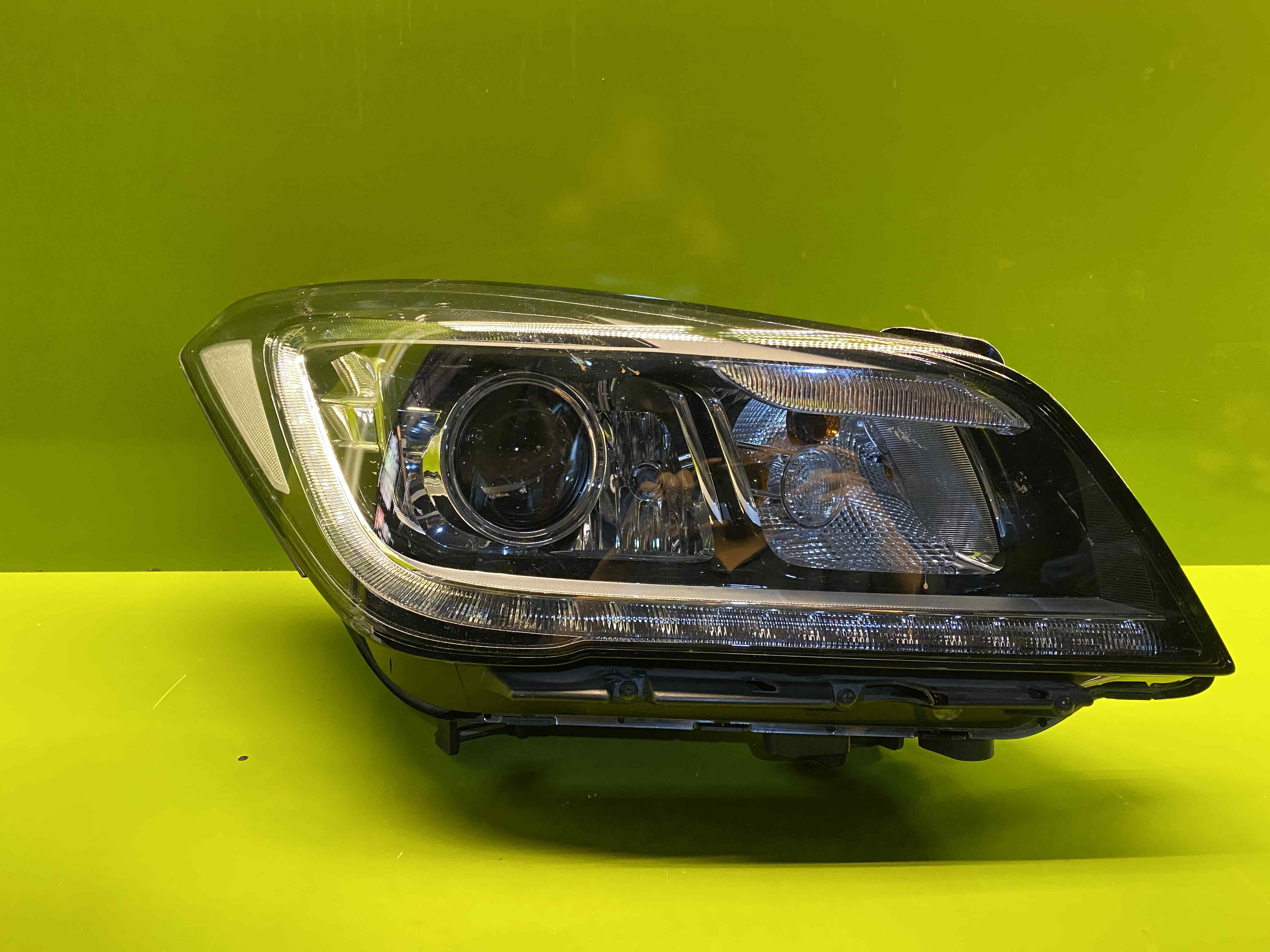 چراغ جلو راست 