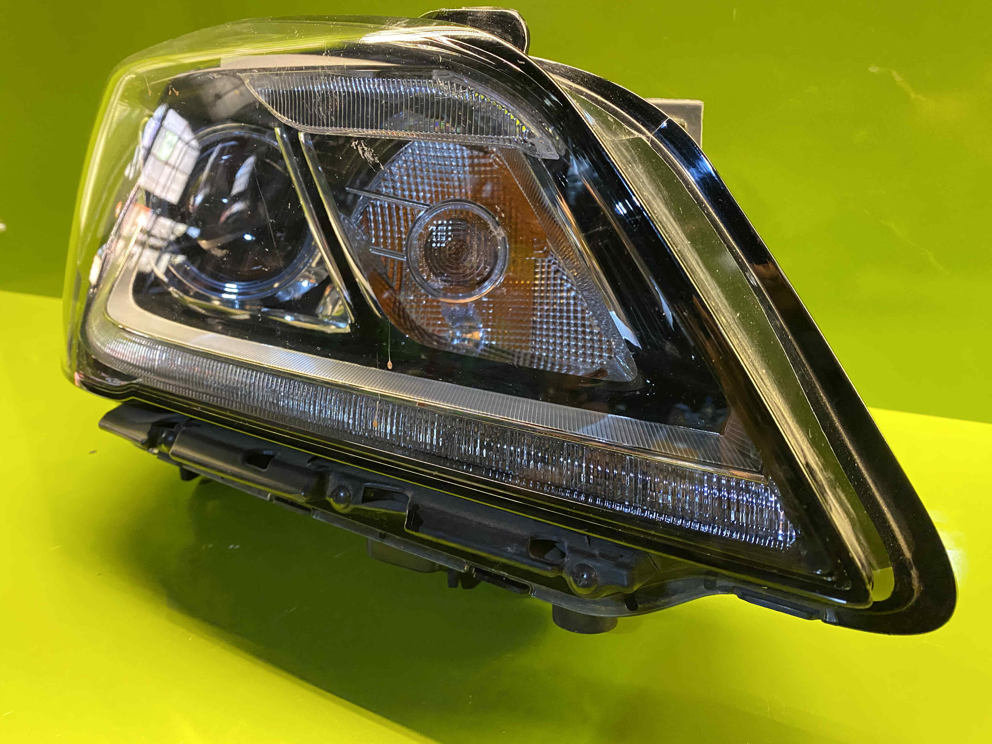 چراغ جلو راست 