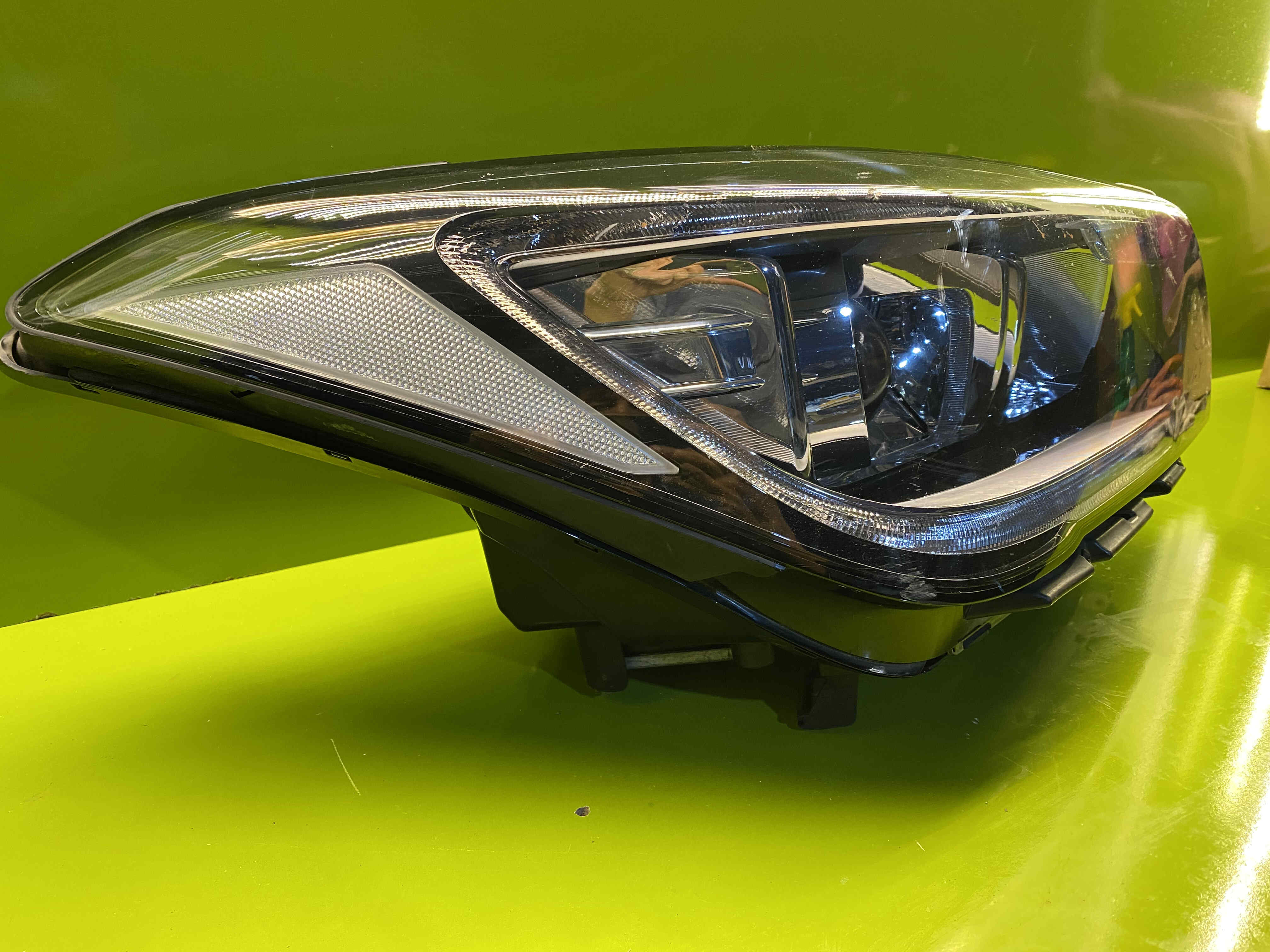 چراغ جلو راست 