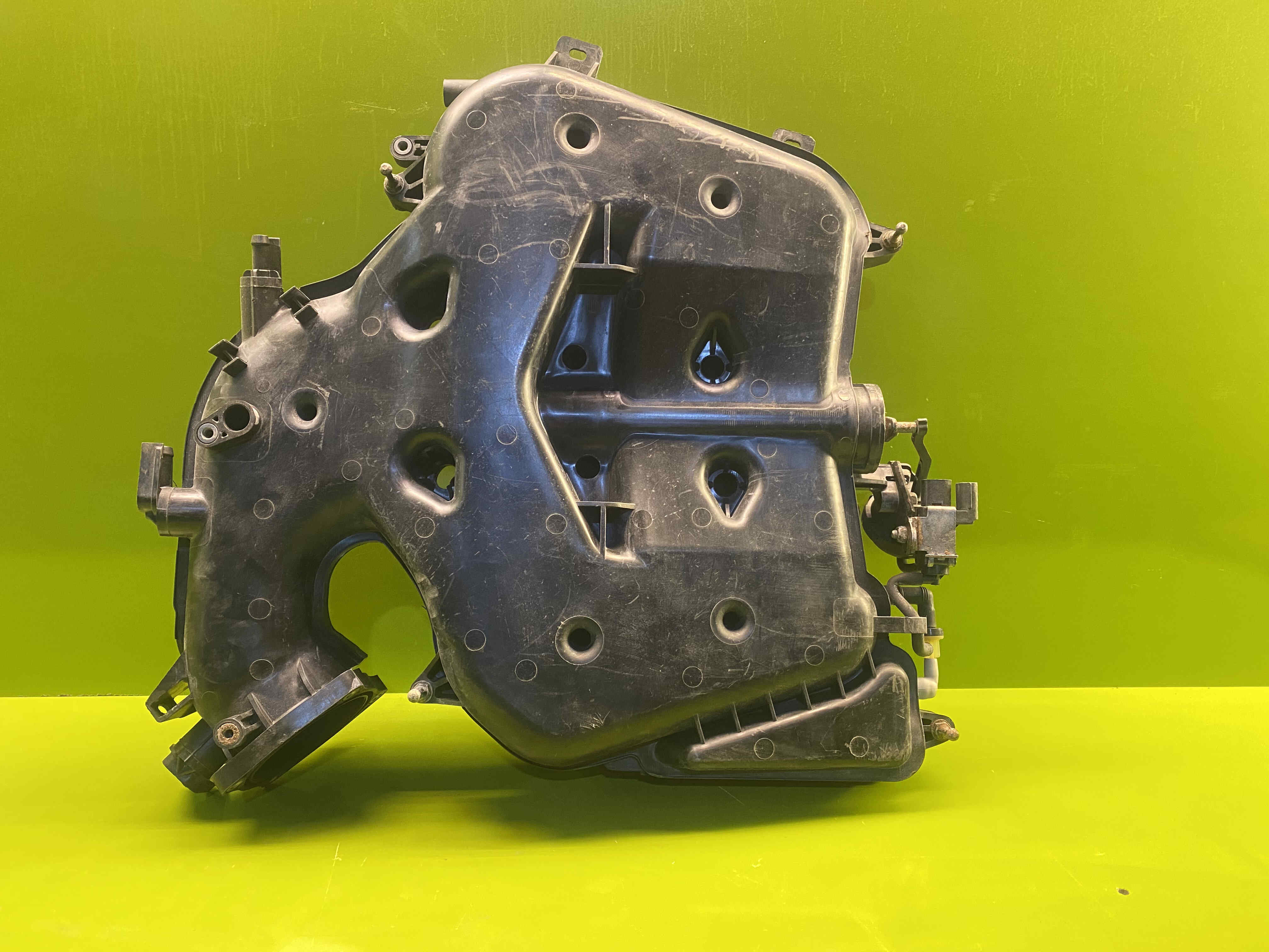 منیفولد هوا جنسیس سدان 