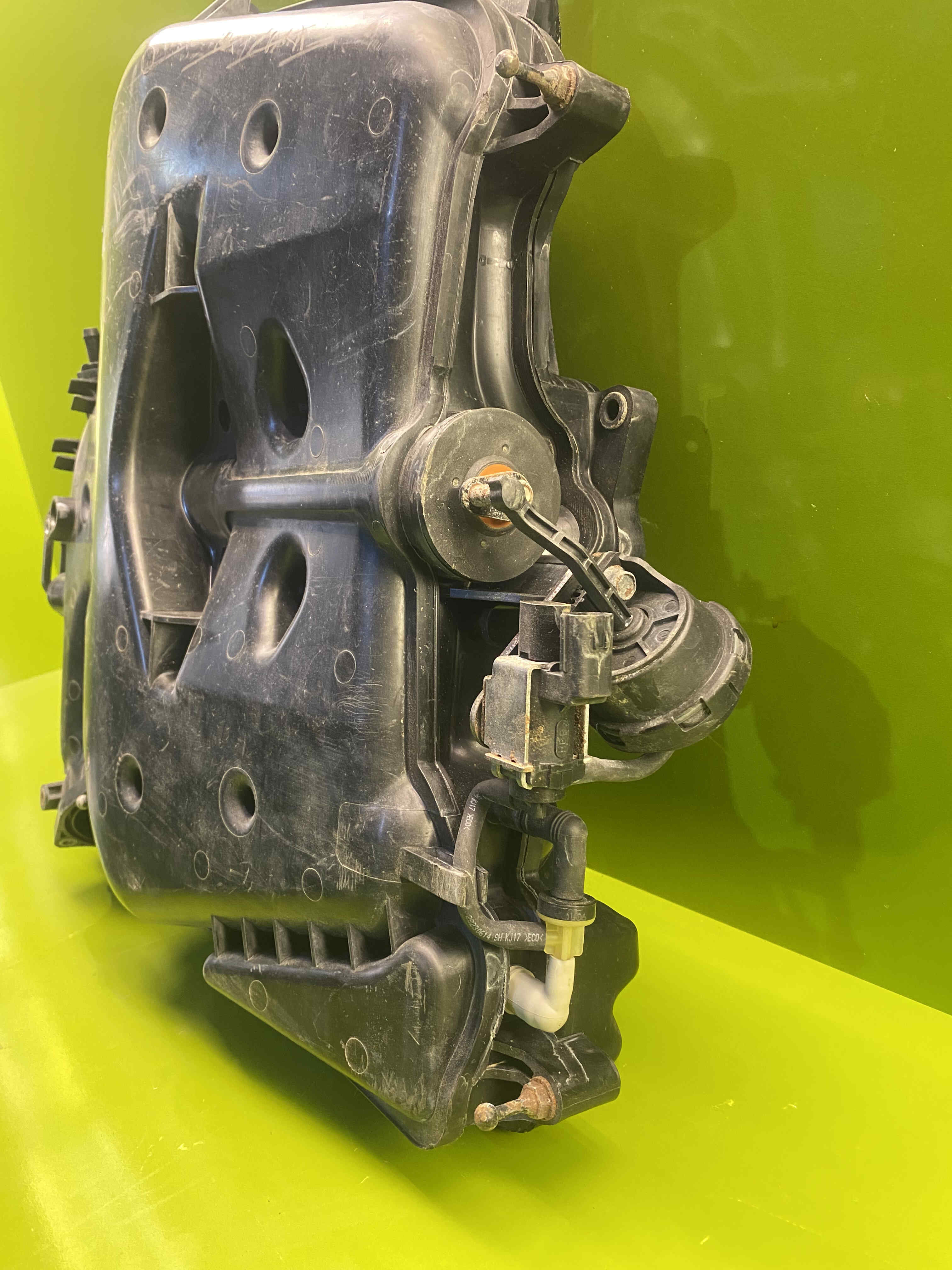 منیفولد هوا جنسیس سدان 