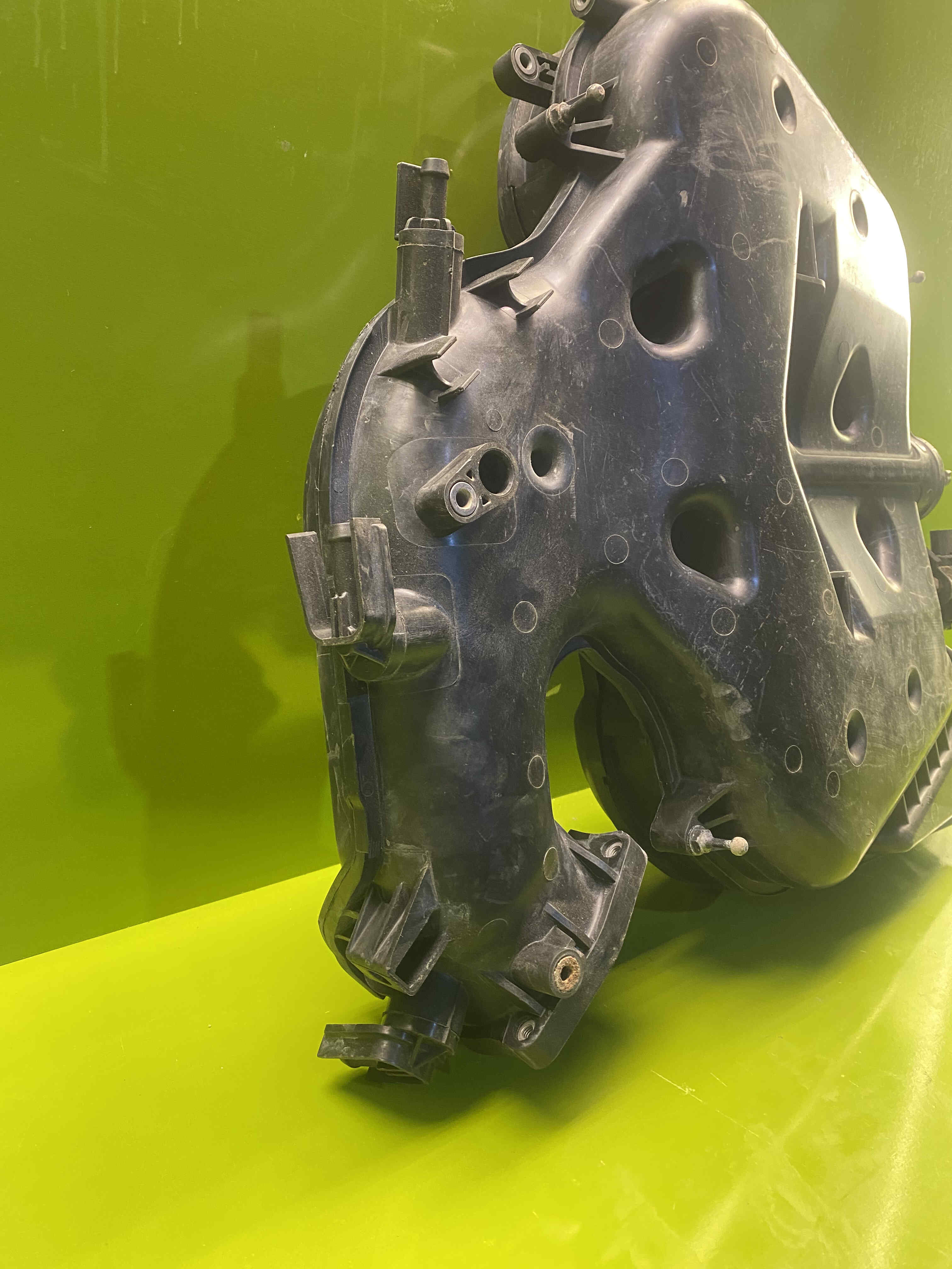 منیفولد هوا جنسیس سدان 