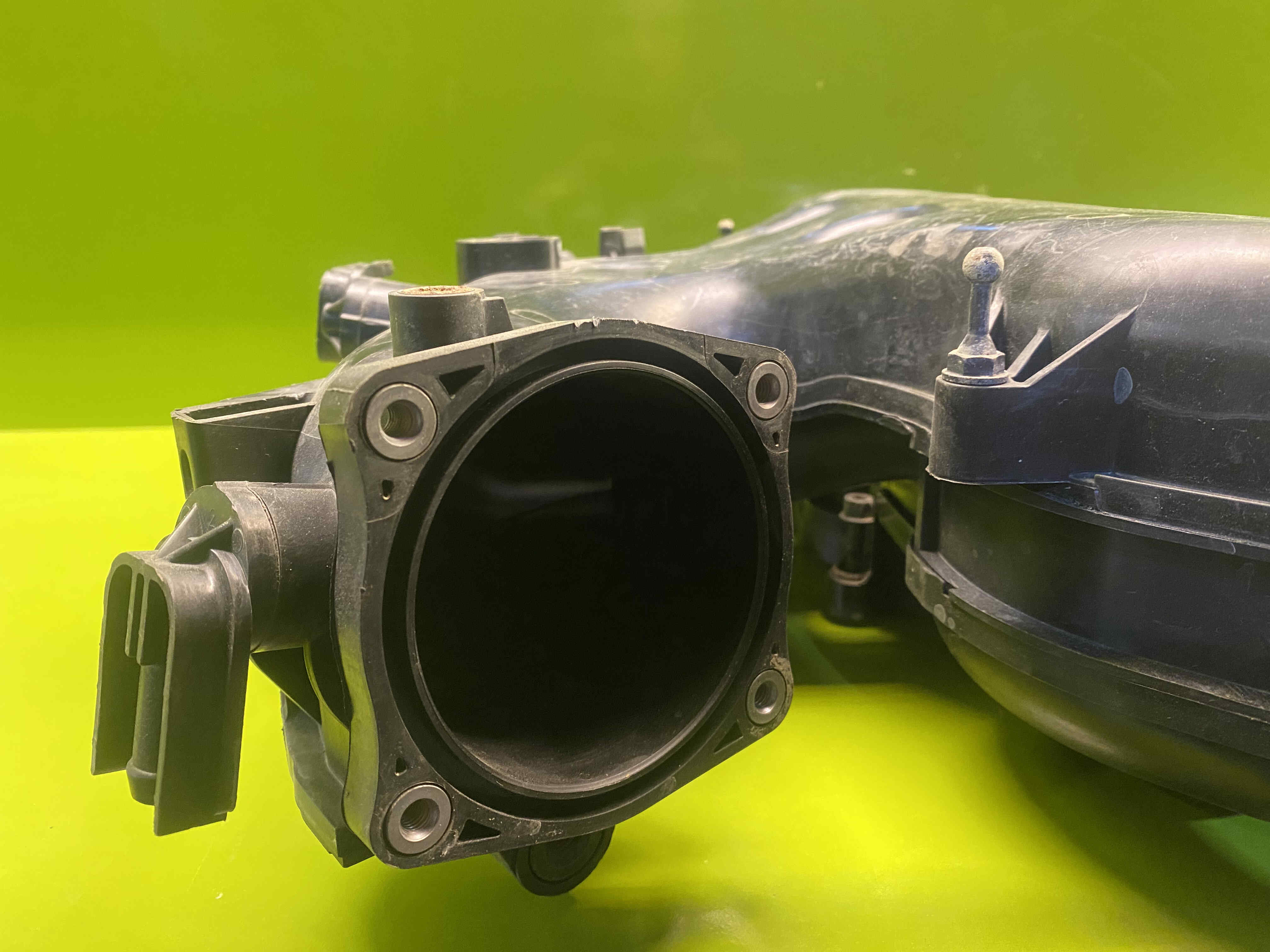 منیفولد هوا جنسیس سدان 