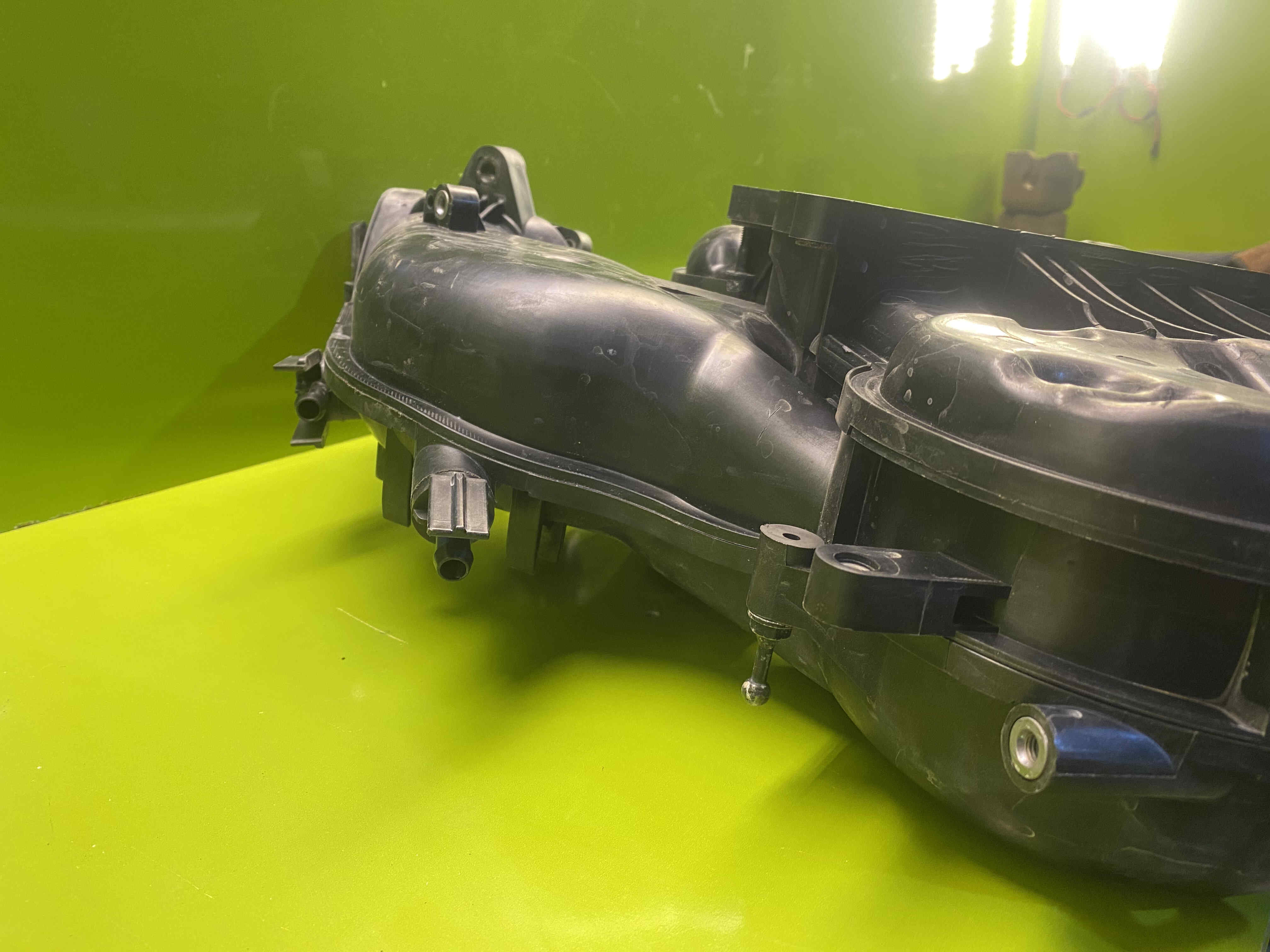 منیفولد هوا جنسیس سدان 