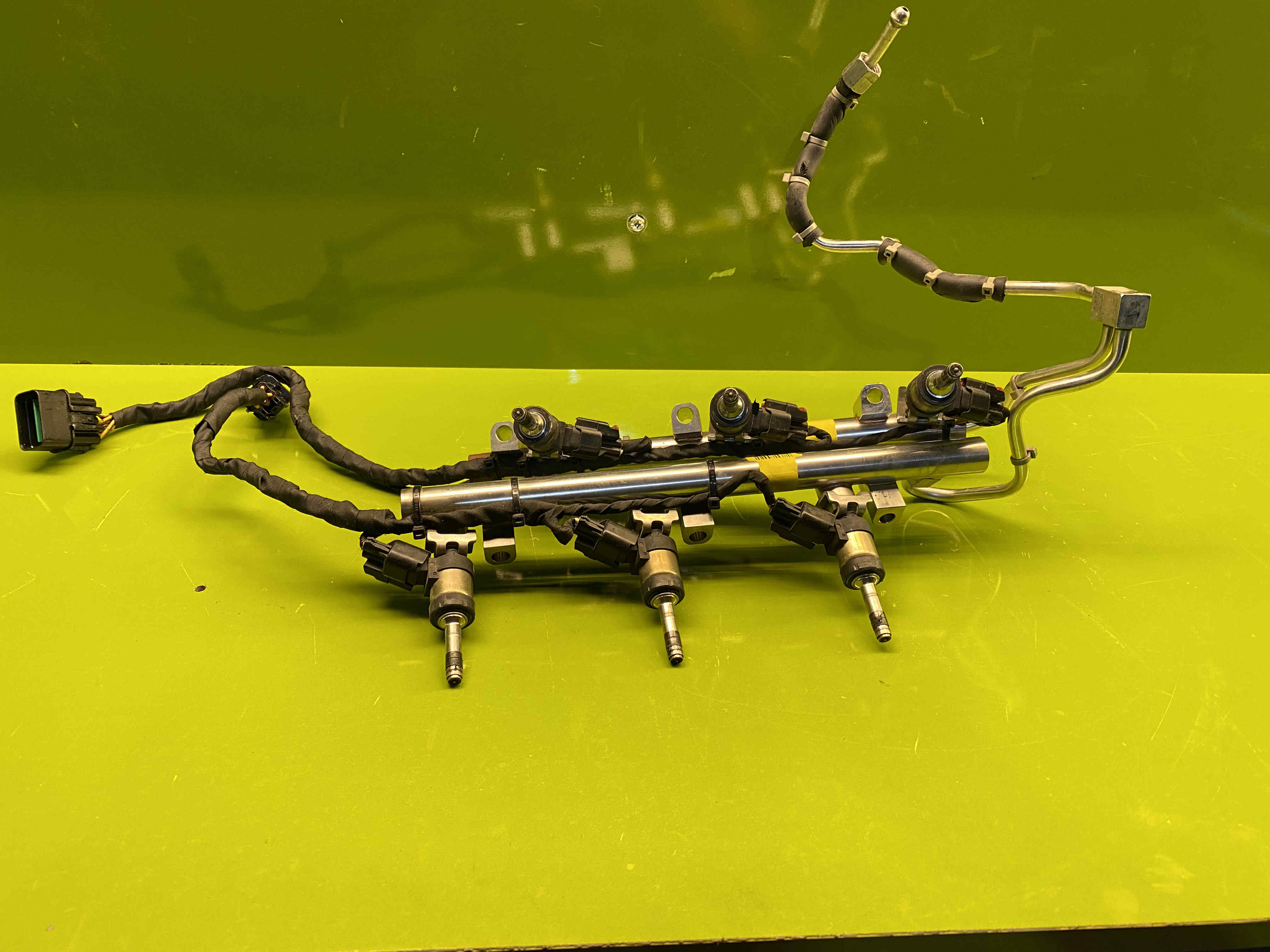 ریل سوخت و انژکتور جنسیس-سانتافه