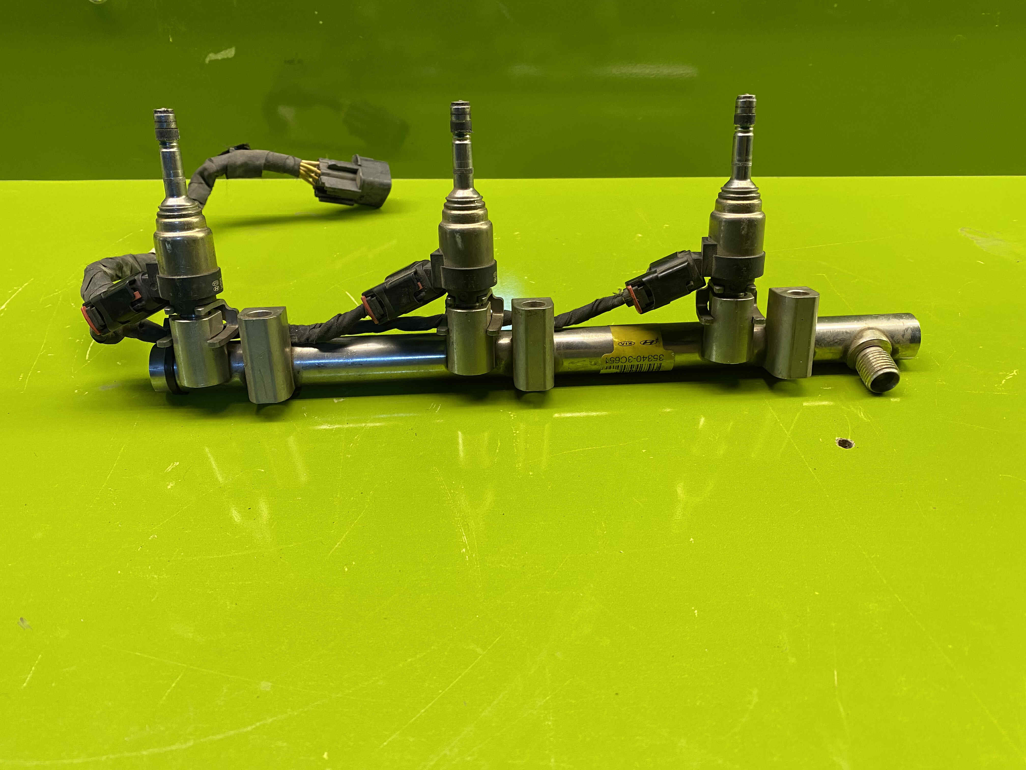 ریل سوخت و انژکتور جنسیس