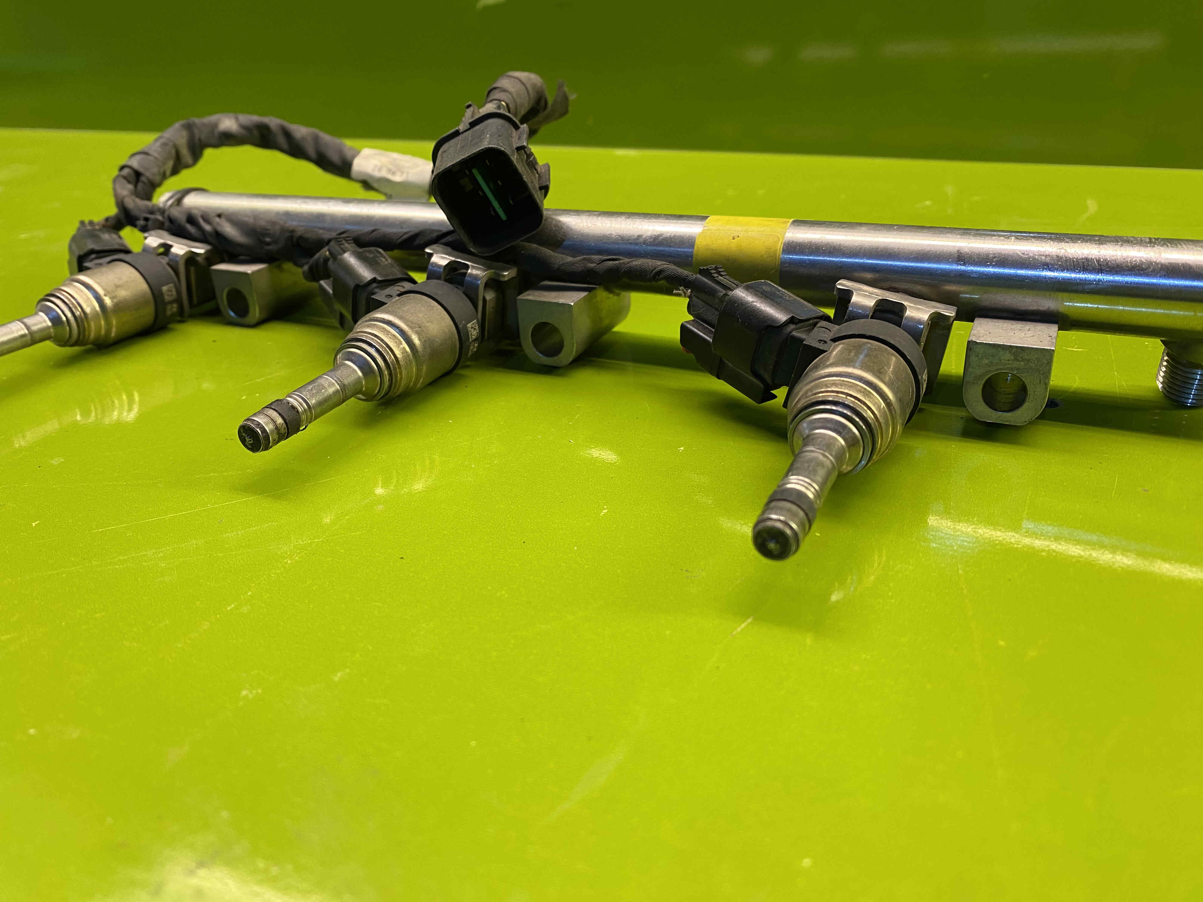 ریل سوخت و انژکتور جنسیس