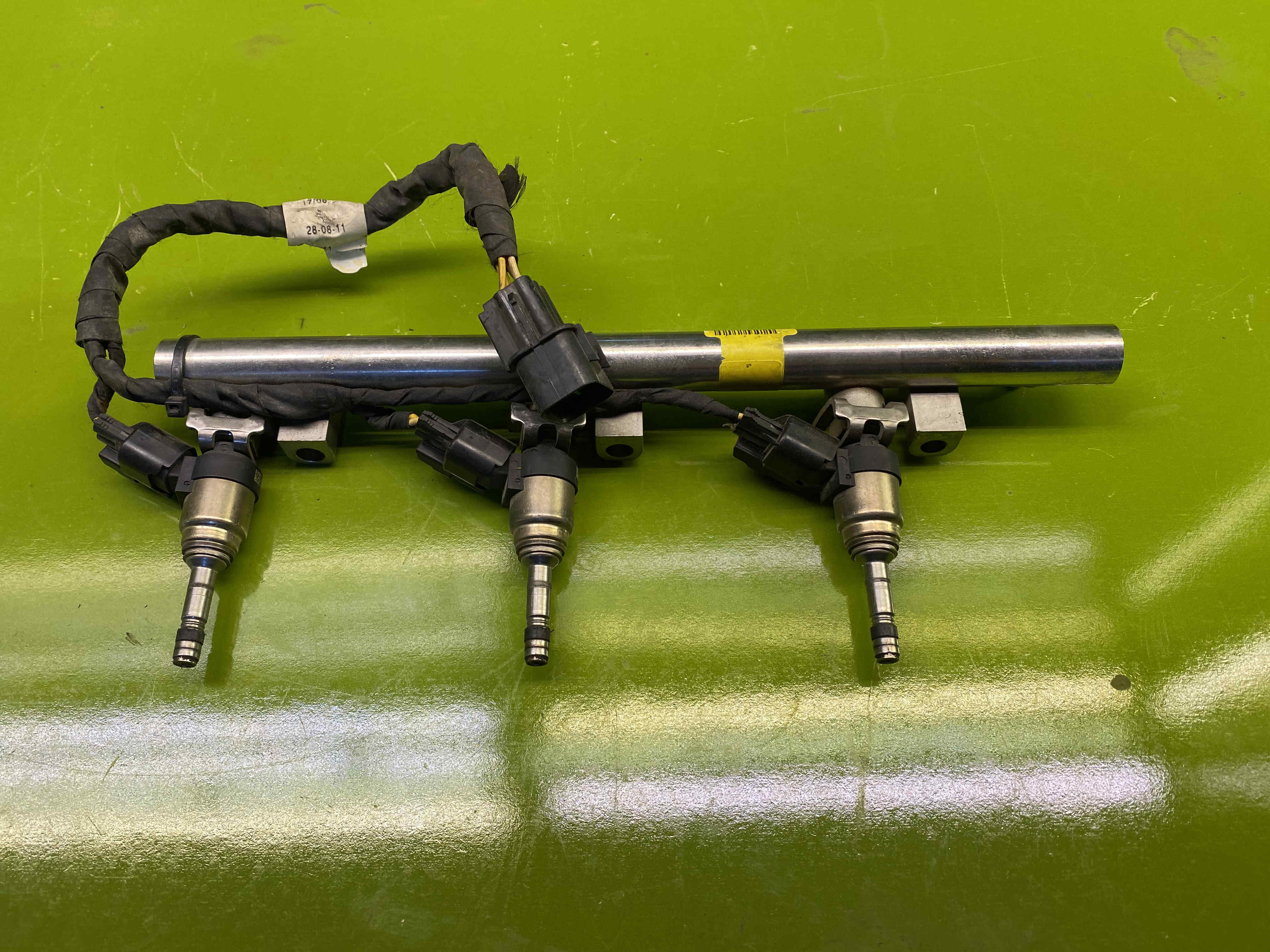 ریل سوخت و انژکتور جنسیس