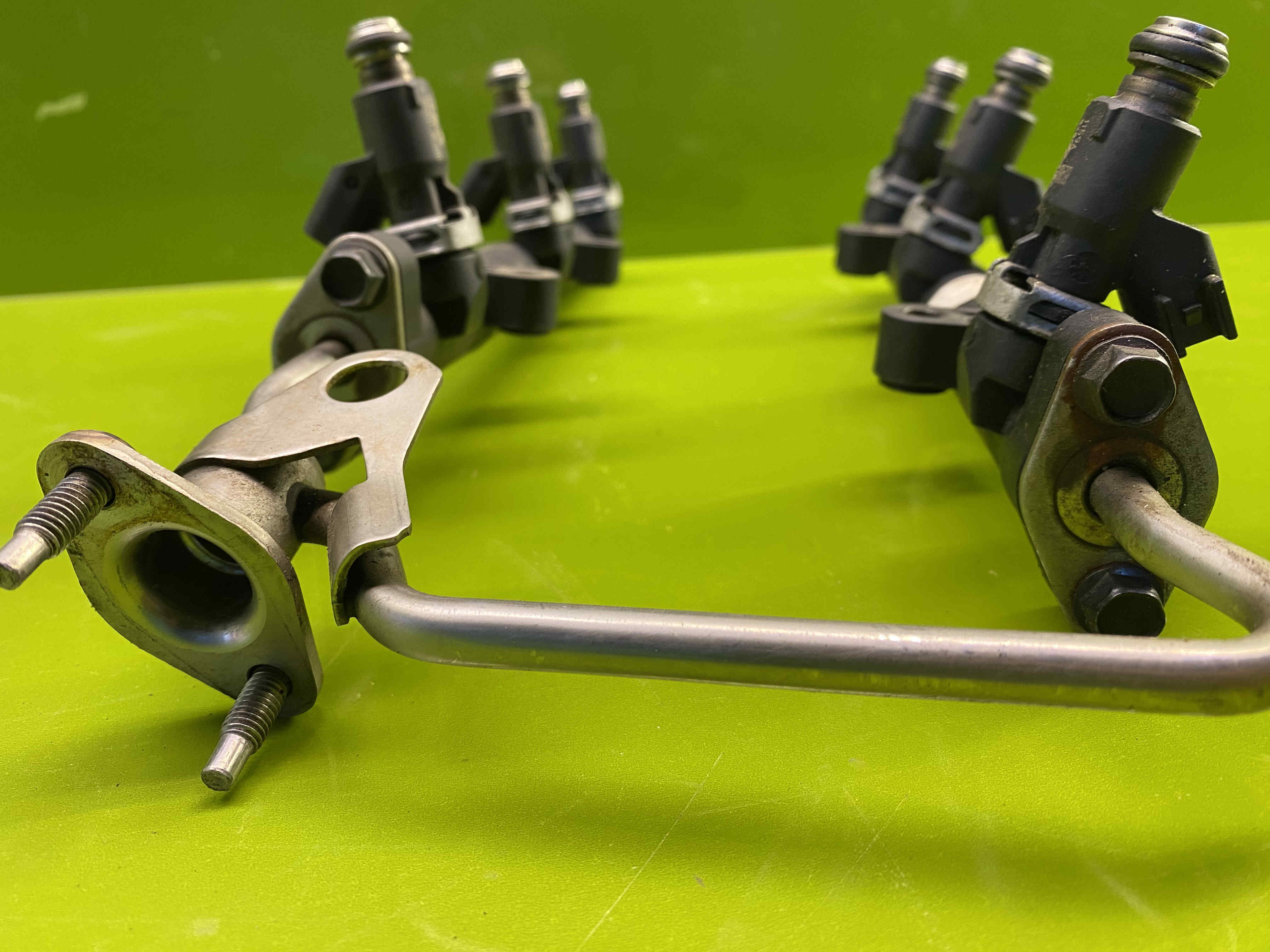 ریل سوخت و انژکتور جنسیس