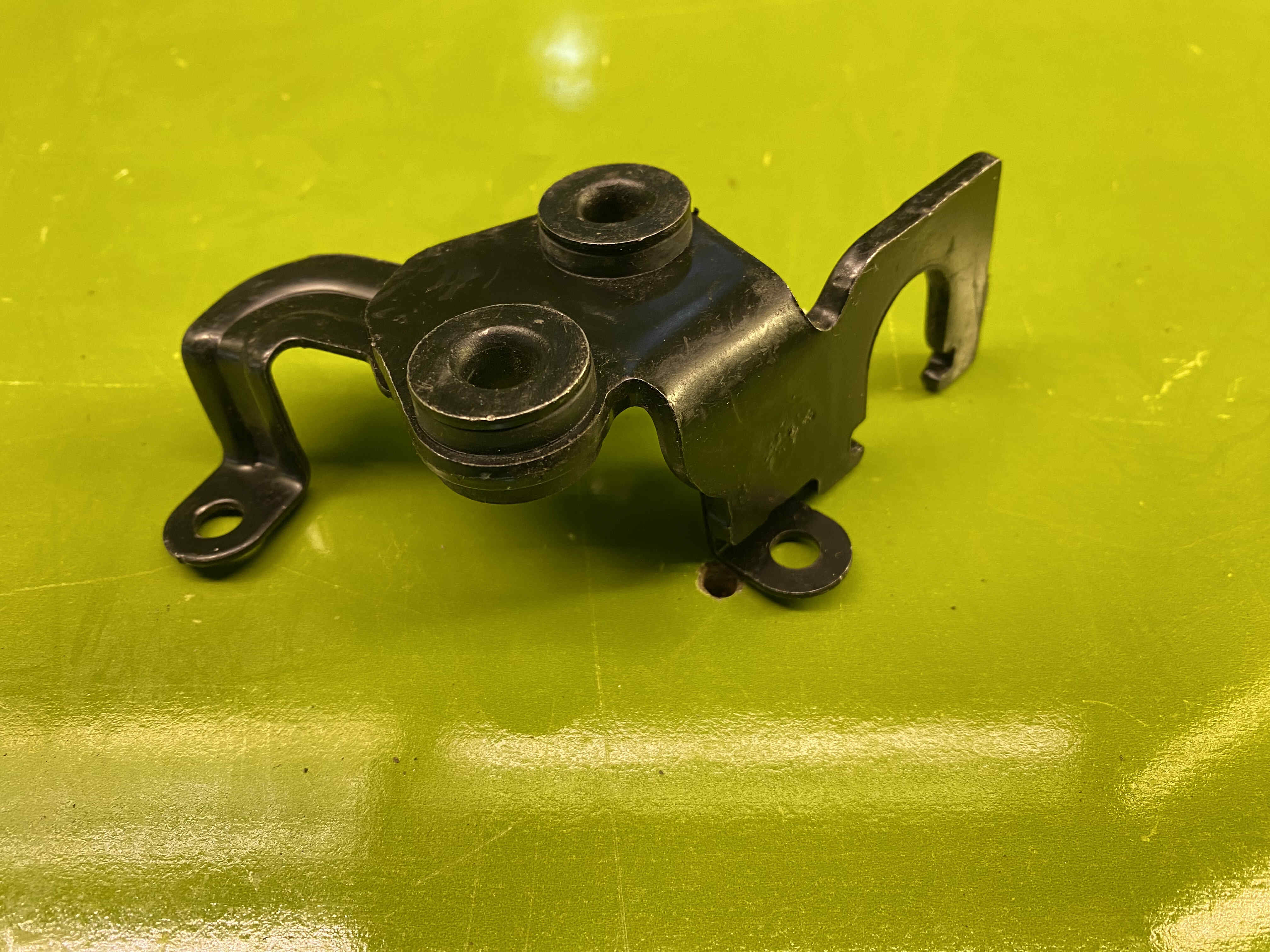 بست نگهدارنده سیم لیور دنده روی گیربکس 