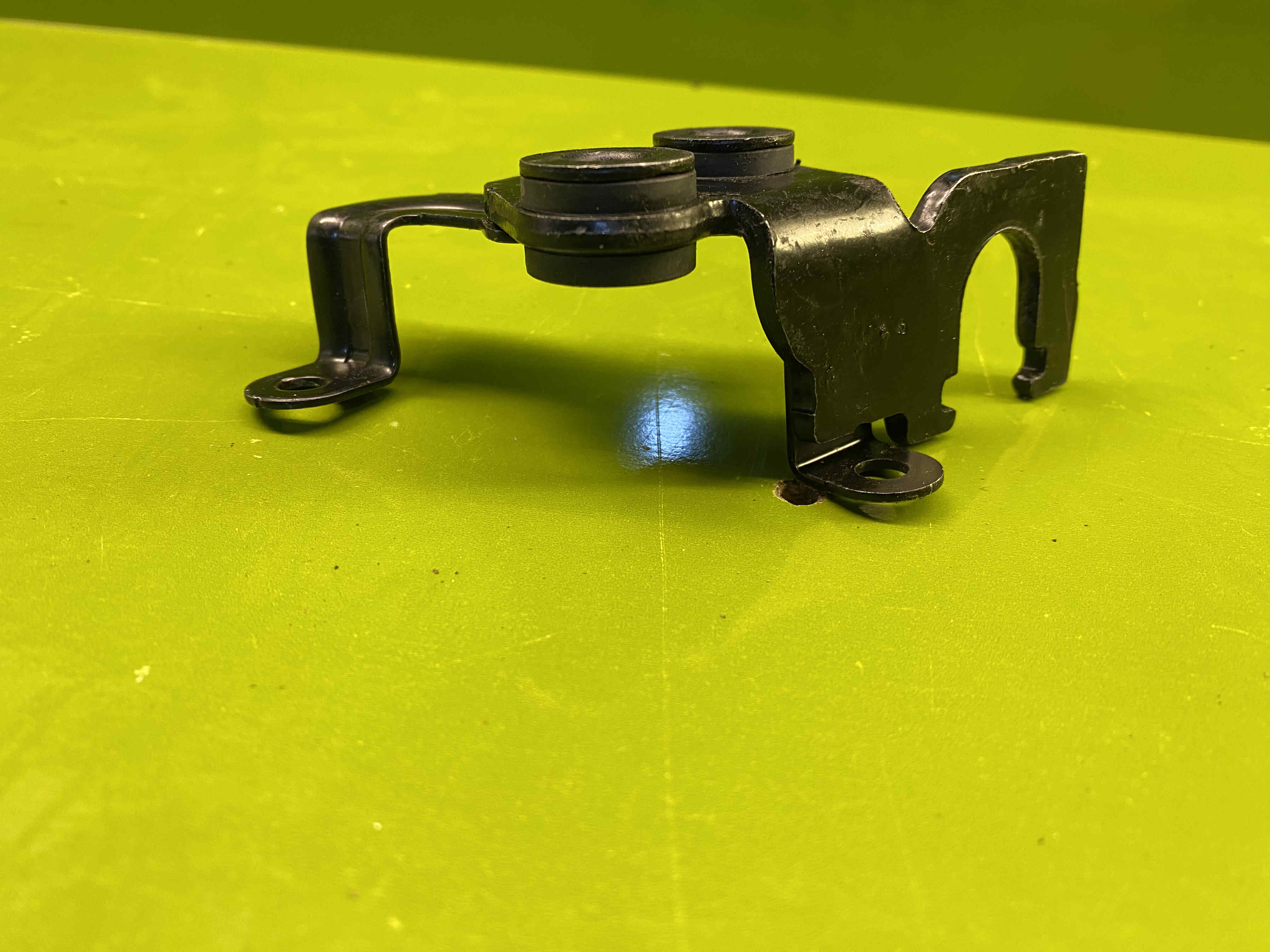 بست نگهدارنده سیم لیور دنده روی گیربکس 