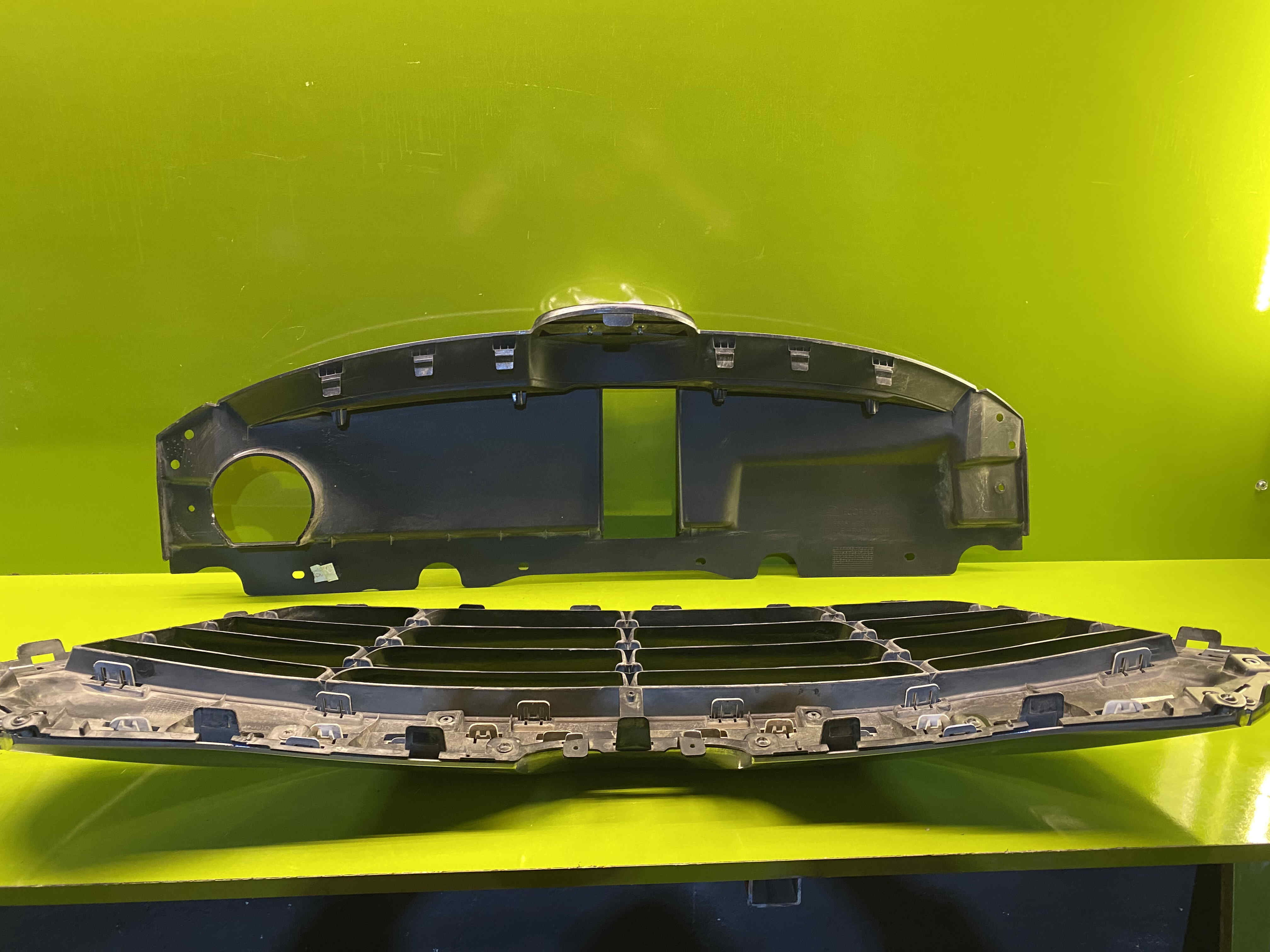 جلو پنجره وسط سپر جلو