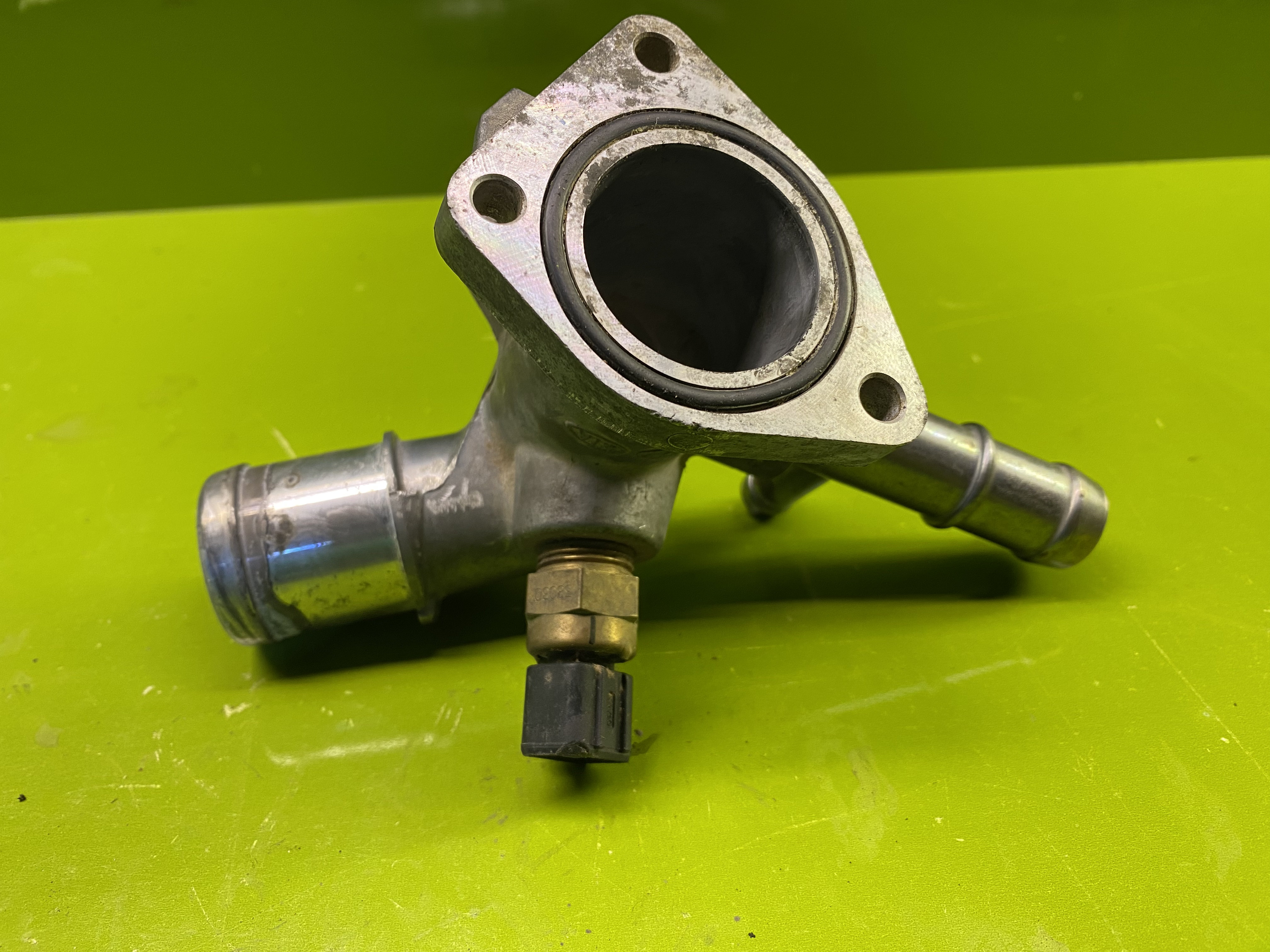 حوزینگ خروجی آب هیوندا I20  