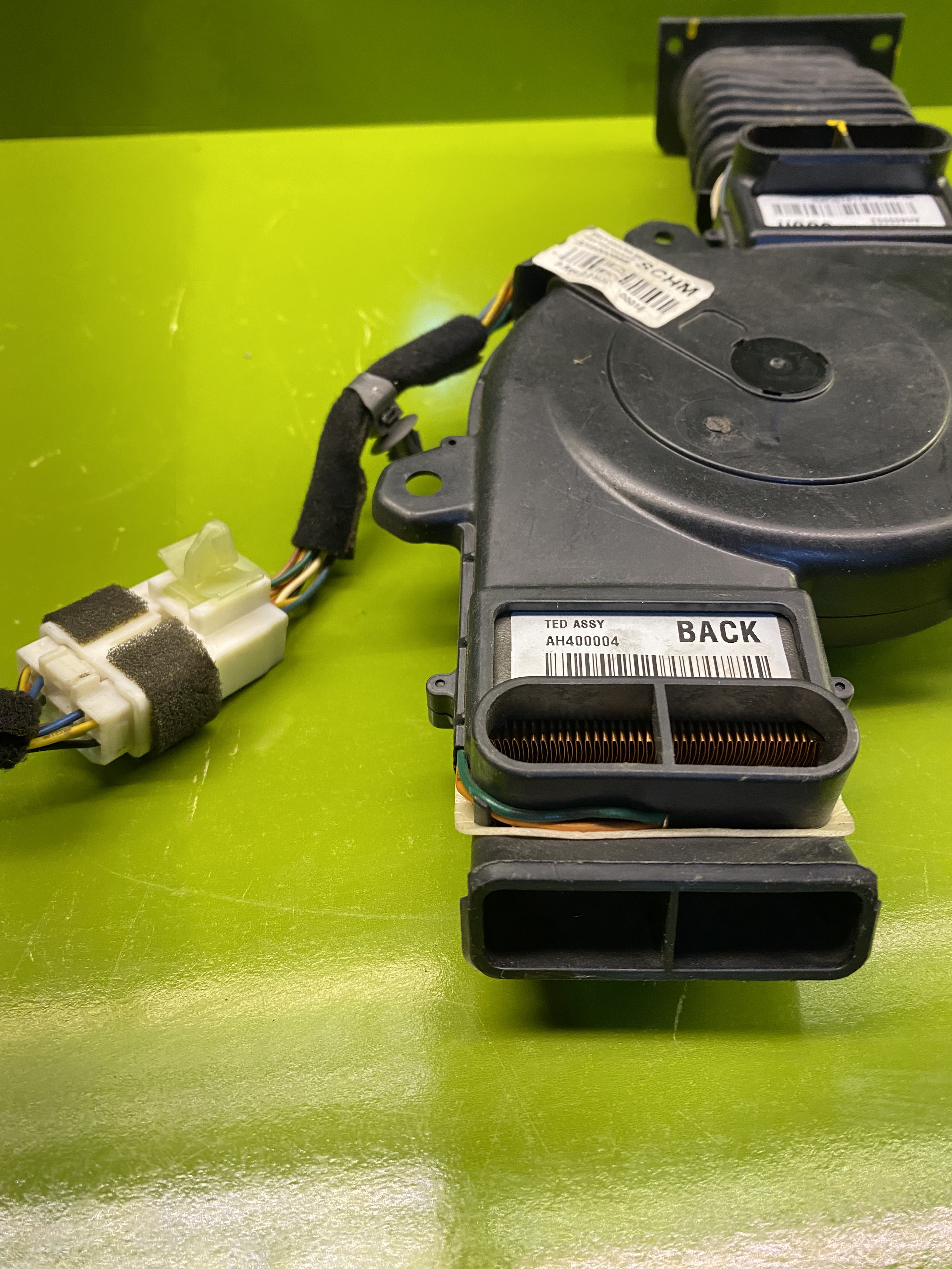 فن تهویه صندلی جلو جنسیس