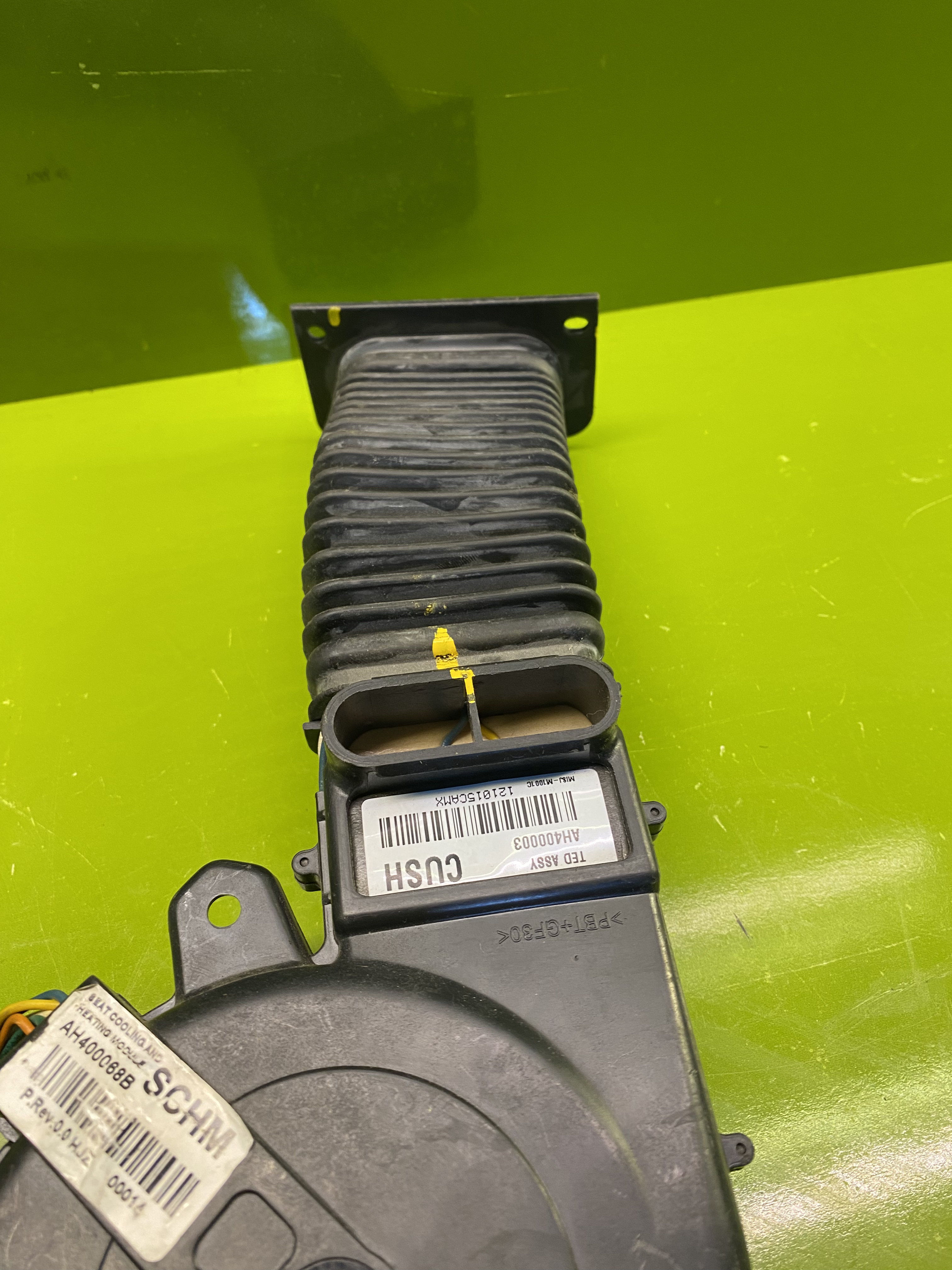 فن تهویه صندلی جلو جنسیس