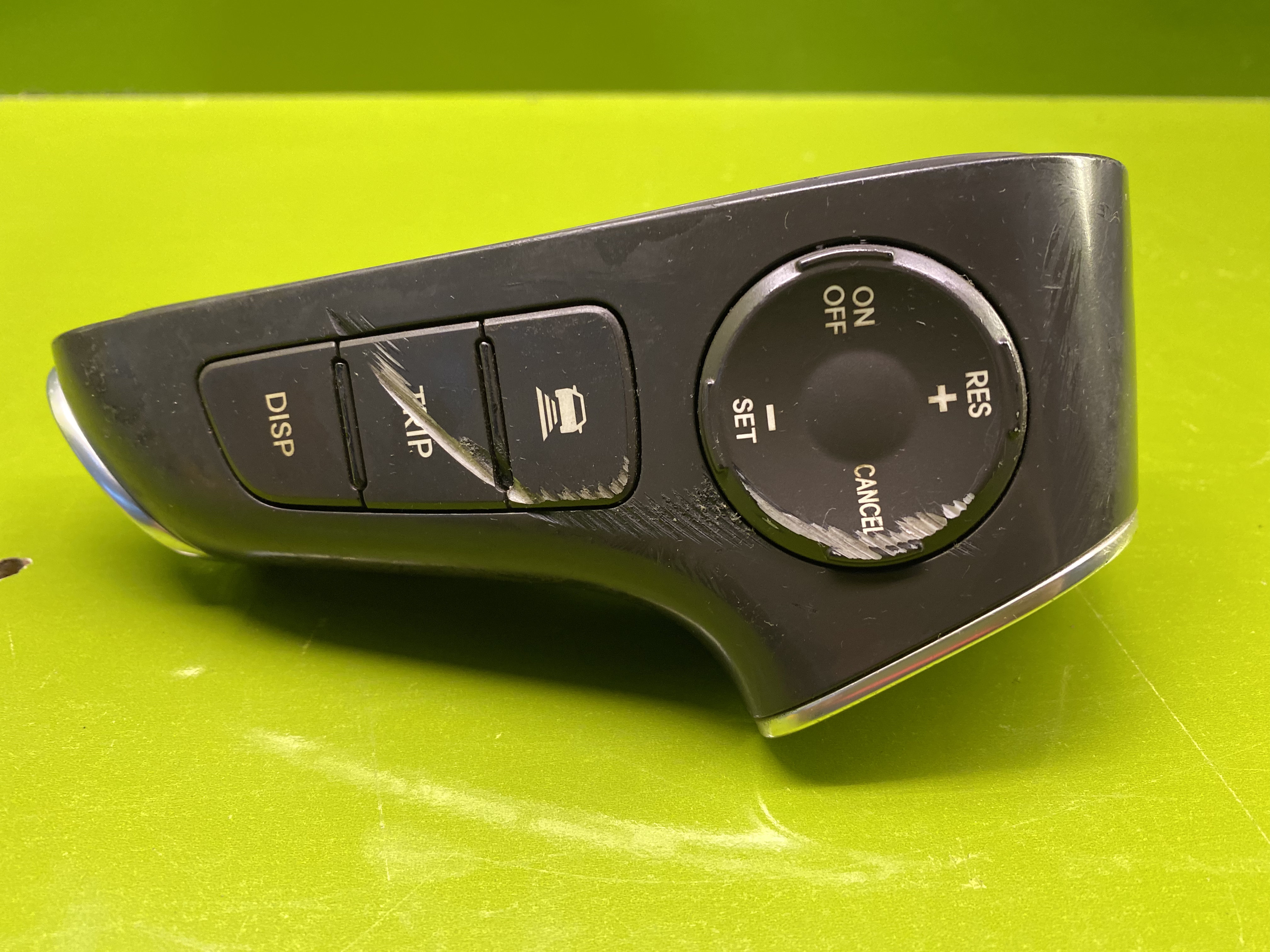 کلید روی فرمان راست جنسیس