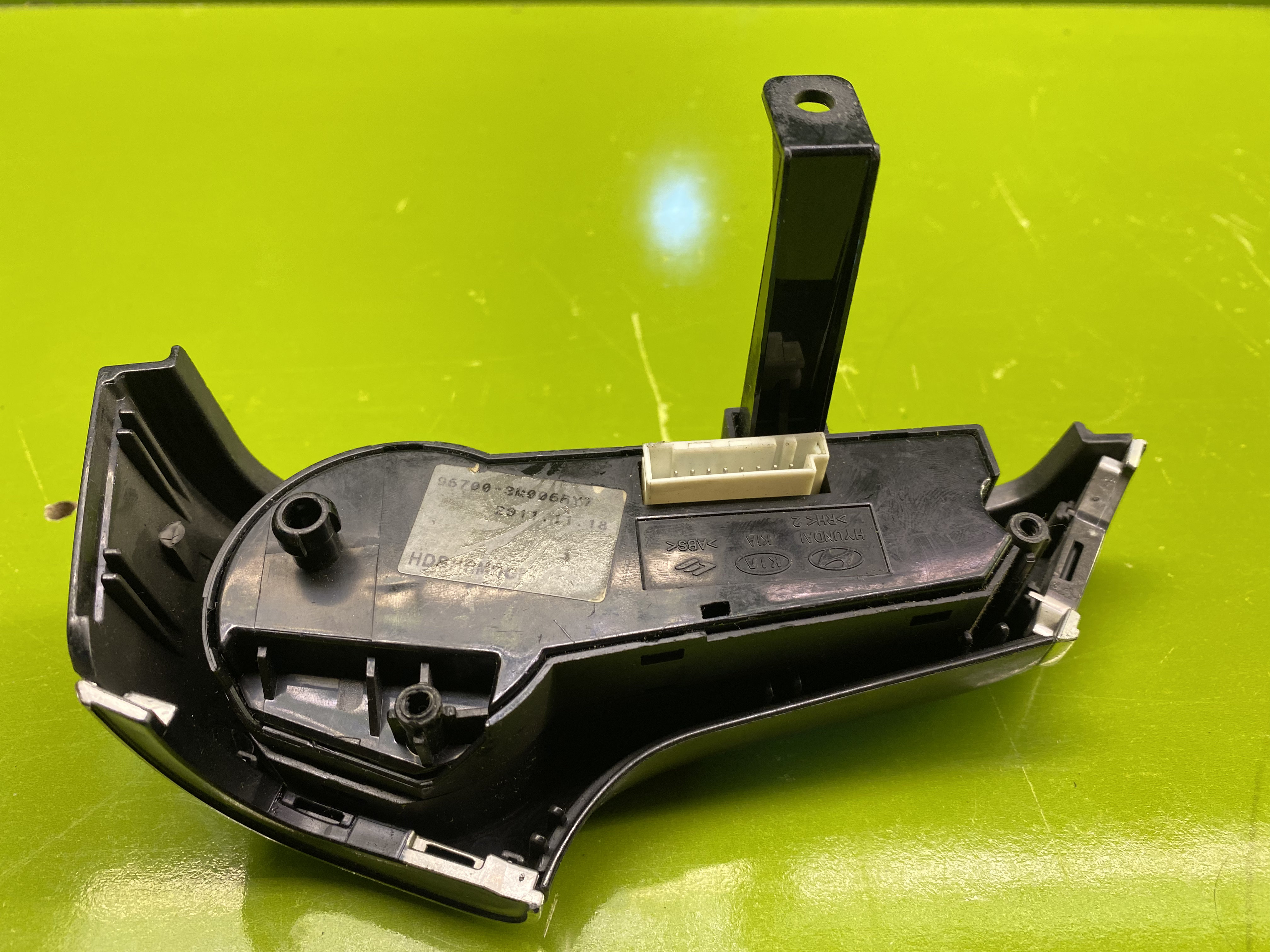 کلید روی فرمان راست جنسیس