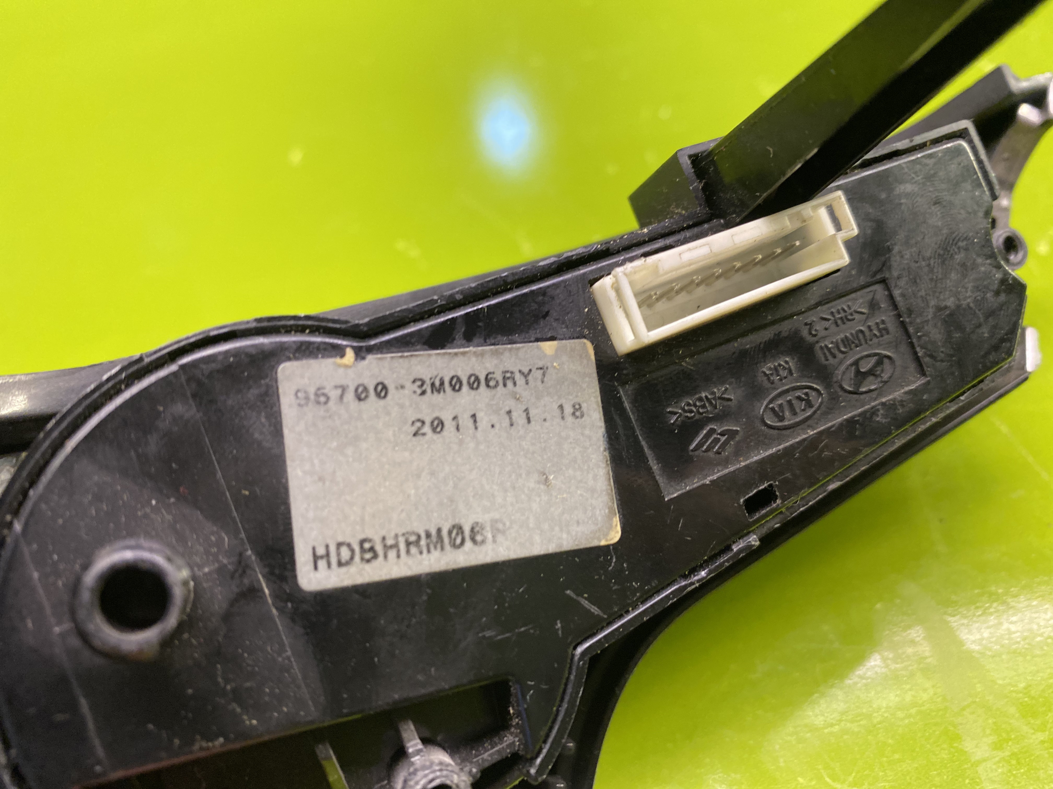 کلید روی فرمان راست جنسیس