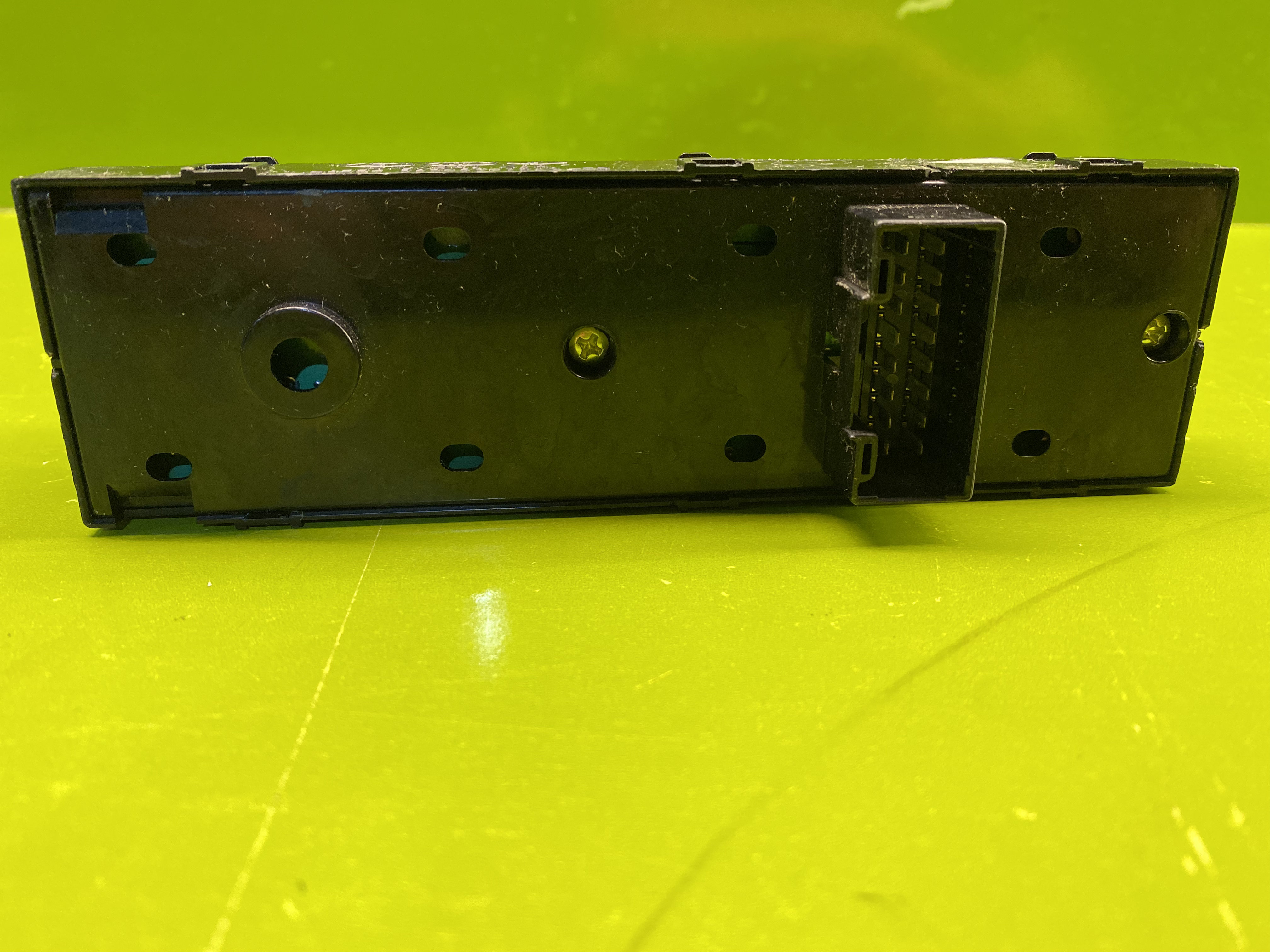 سوییچ پنجره برقی جلو سمت چپ