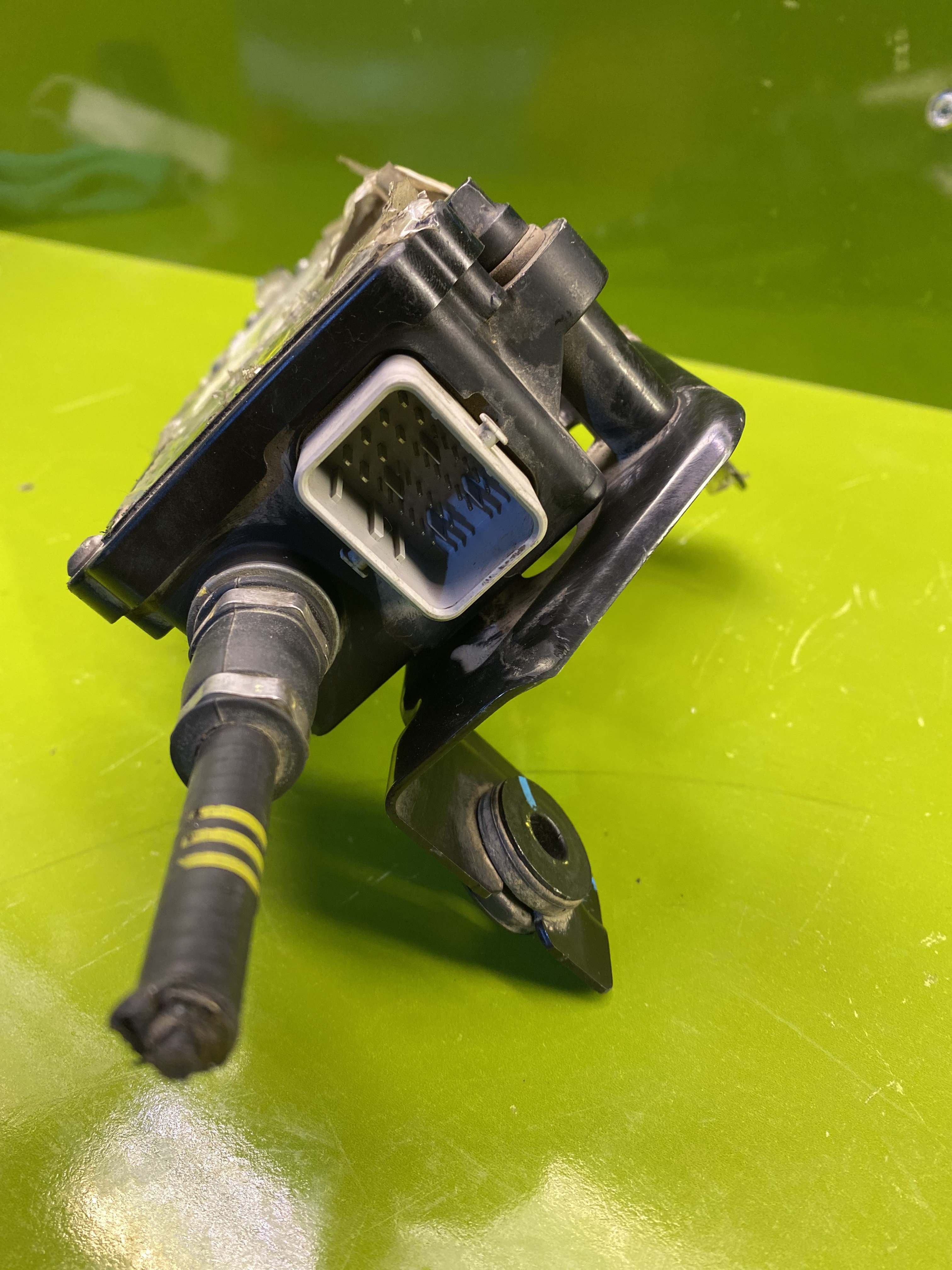 ترمز دستی الکترونیک