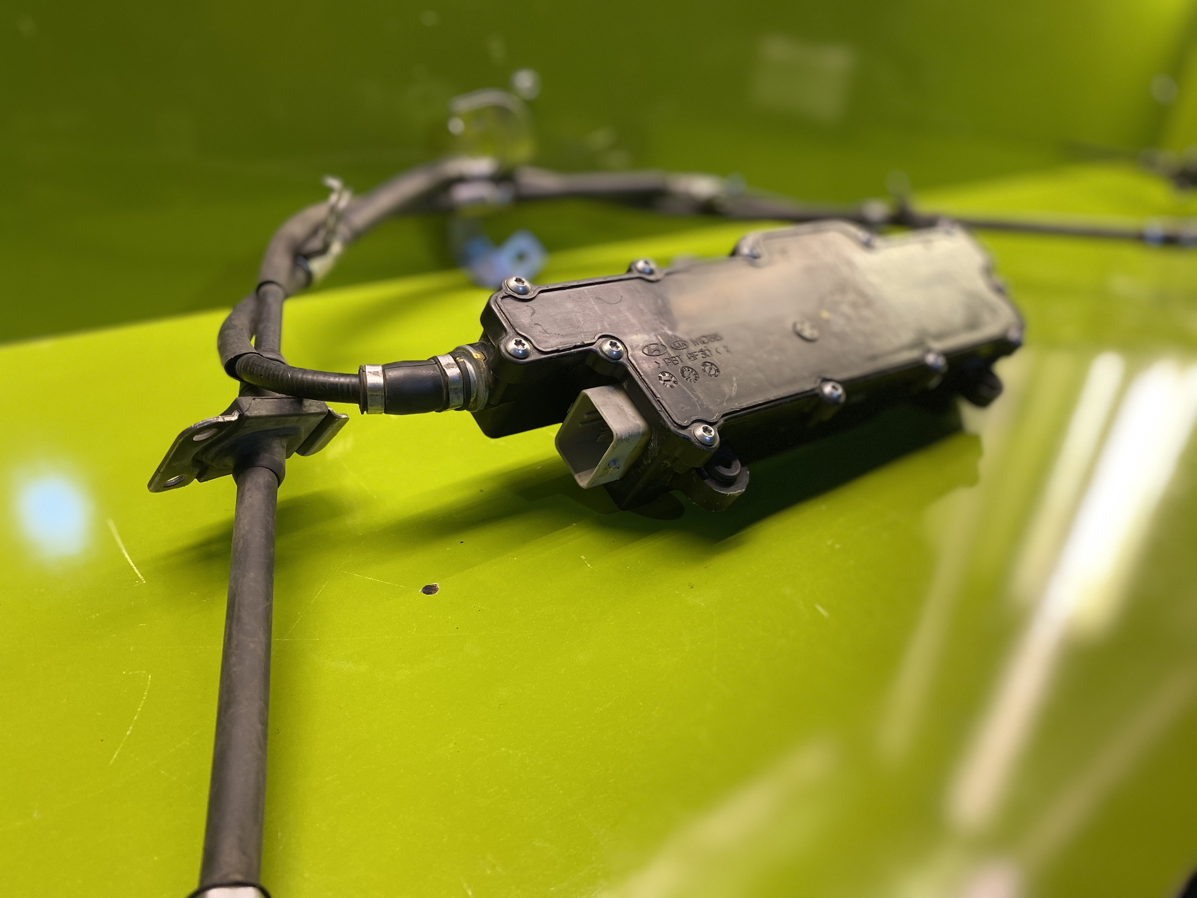 ترمز دستی الکترونیک