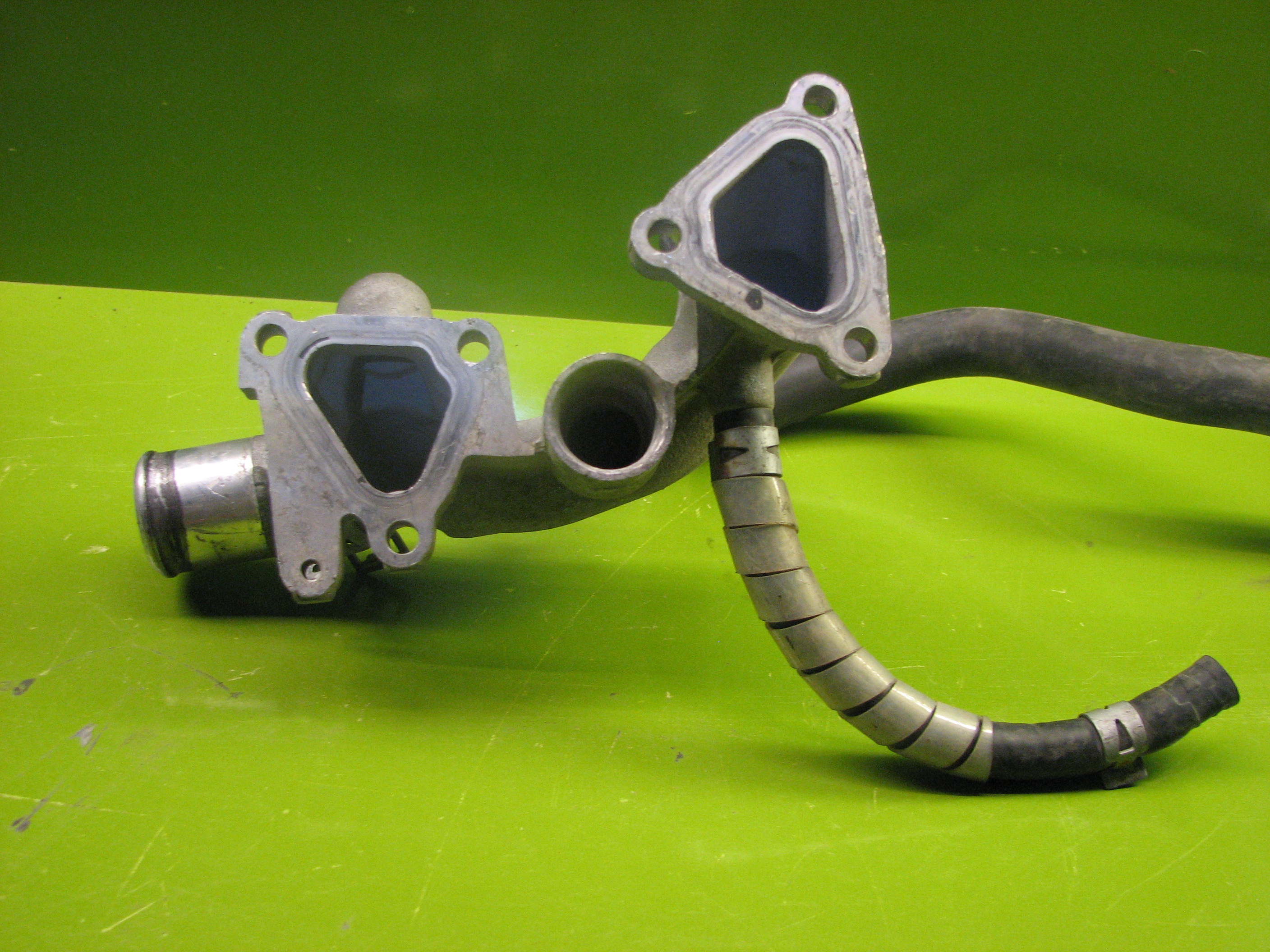 حوزینگ خروجی آب عقب سر سیلندر i20