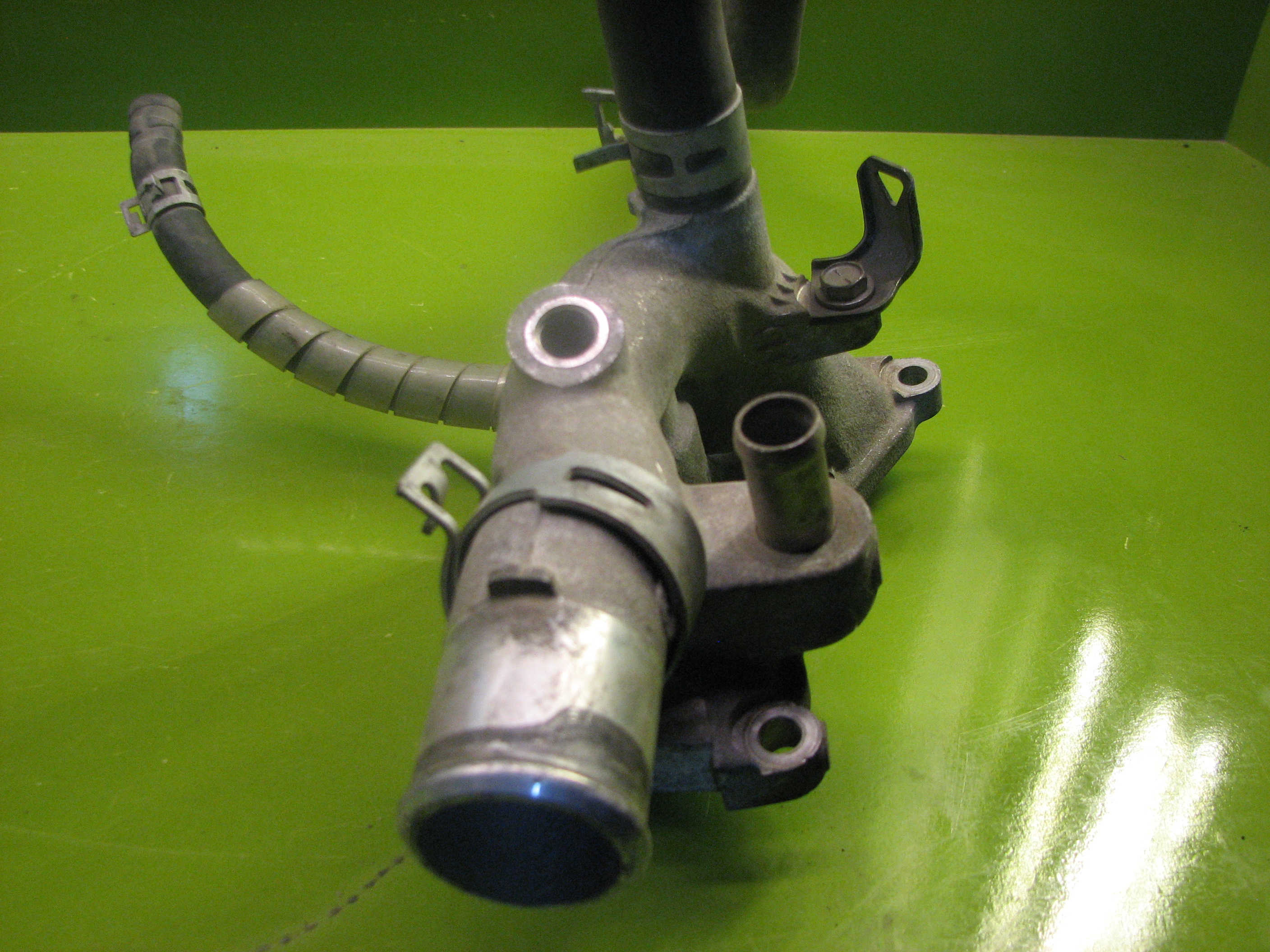 حوزینگ خروجی آب عقب سر سیلندر i20