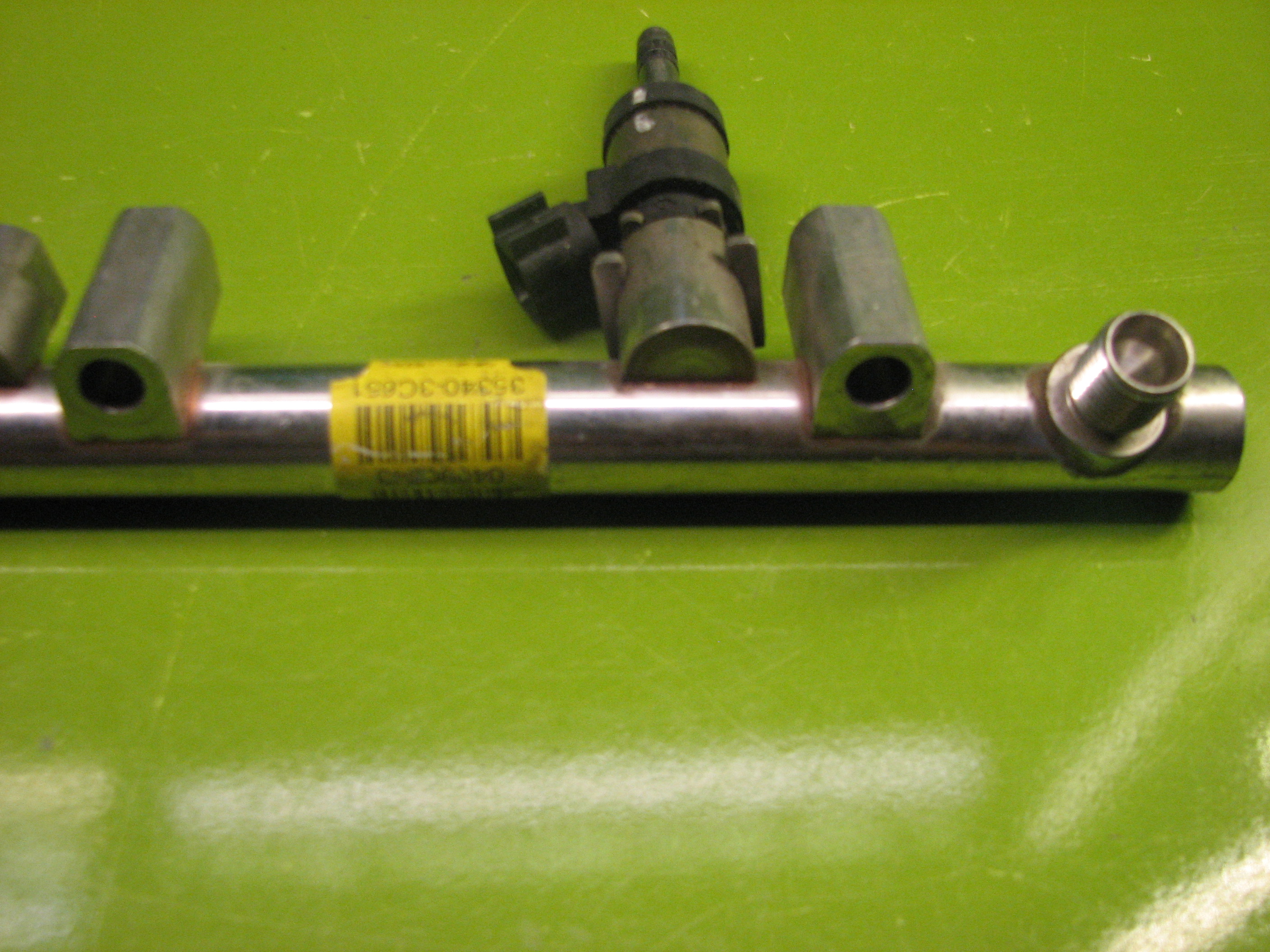 ریل سوخت و انژکتور جنسیس