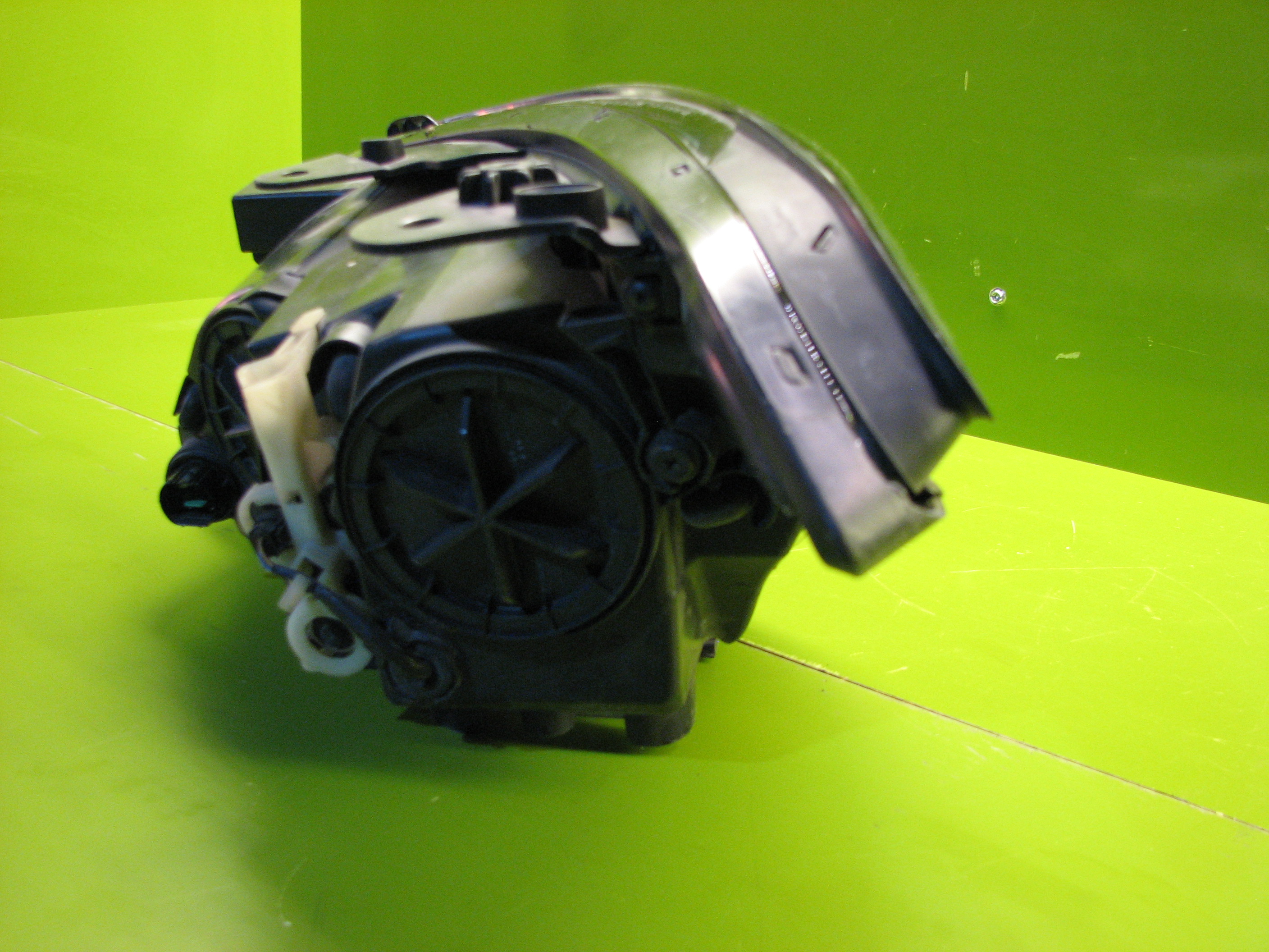 چراغ جلوی جنسیس 