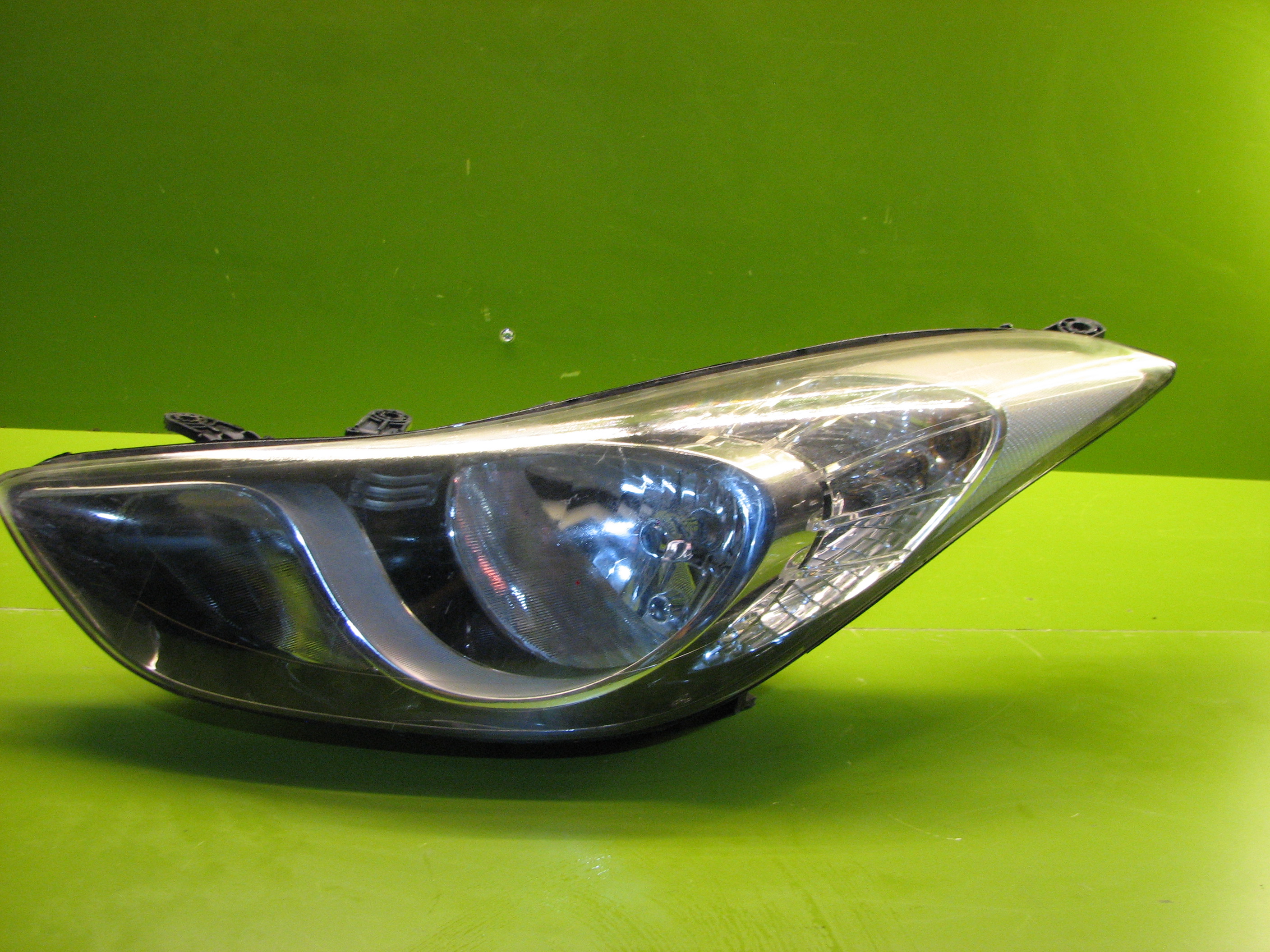 چراغ جلوی النترا (سمت چپ)