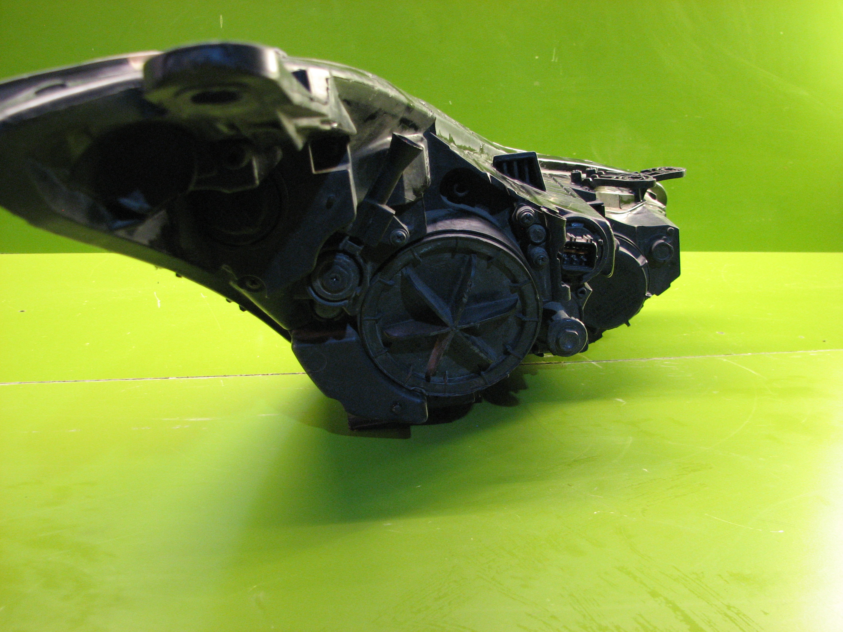 چراغ جلوی النترا (سمت چپ)