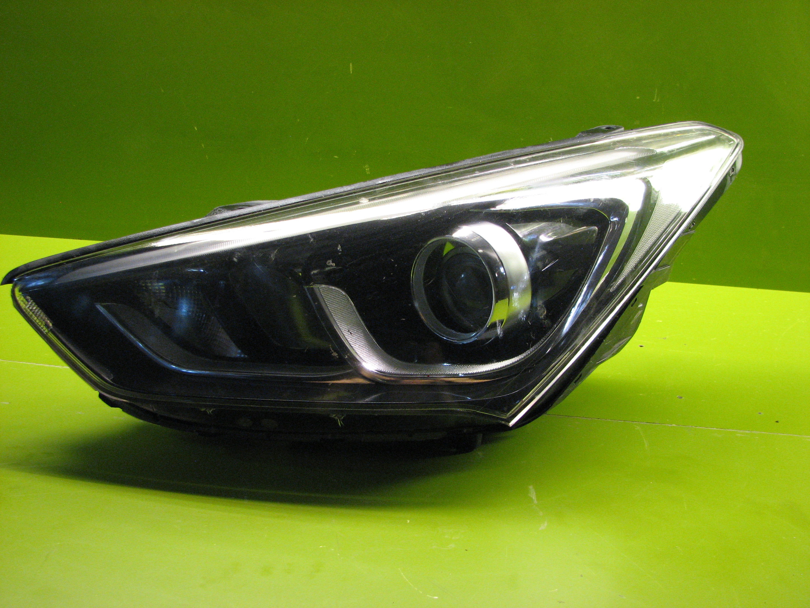 چراغ جلوی چپ سانتافه