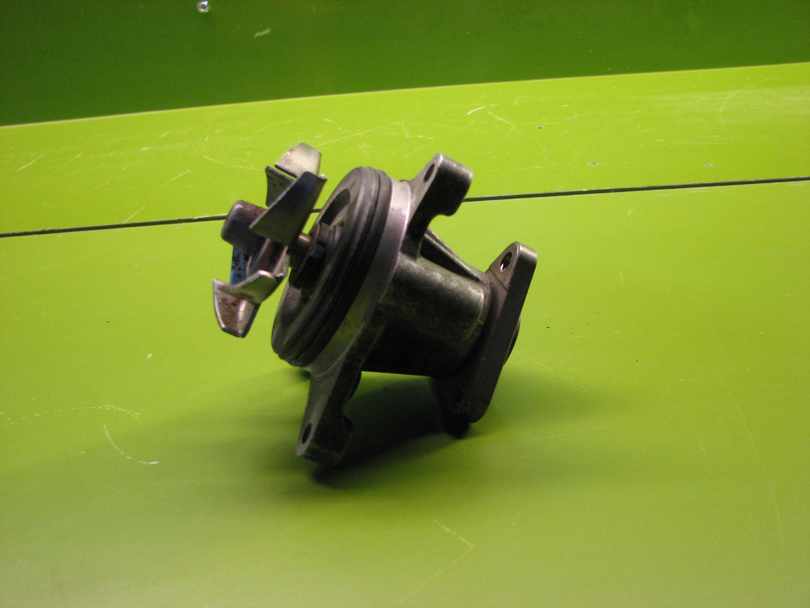 واتر پمپ مزدا 3