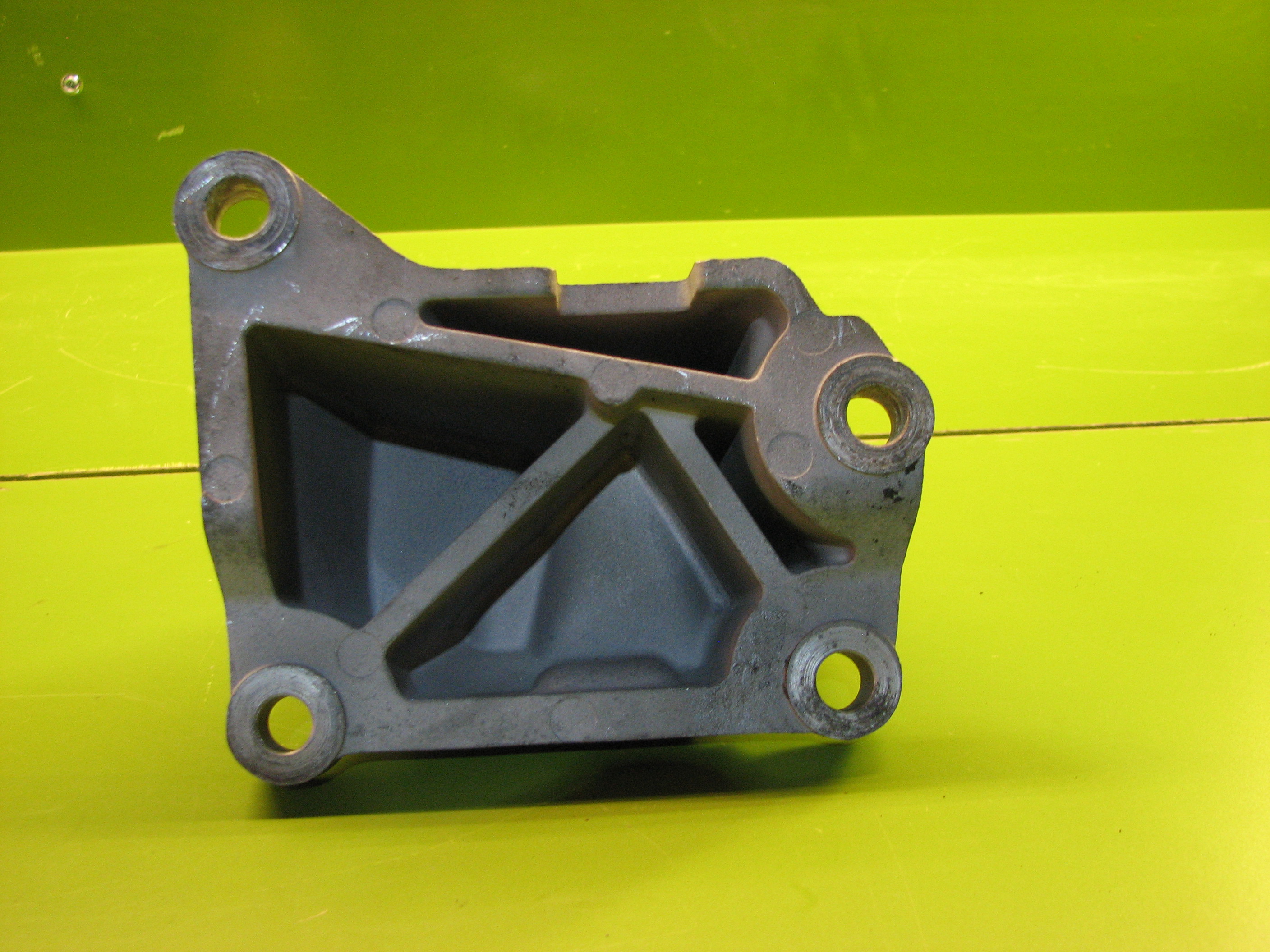 پایه رابط دسته گیربکس آزرا گرنجور