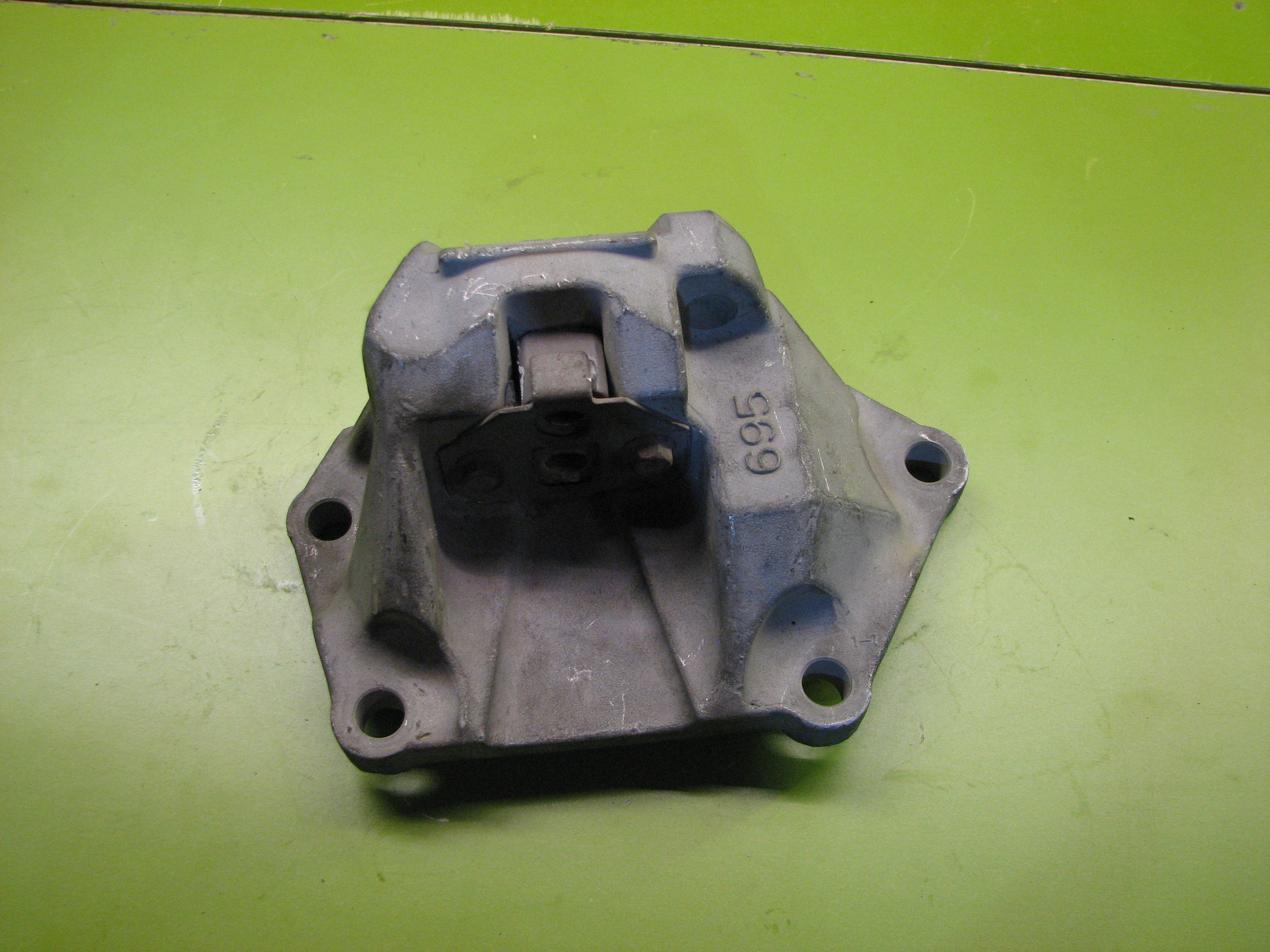 پایه رابط دسته گیربکس آزرا گرنجور