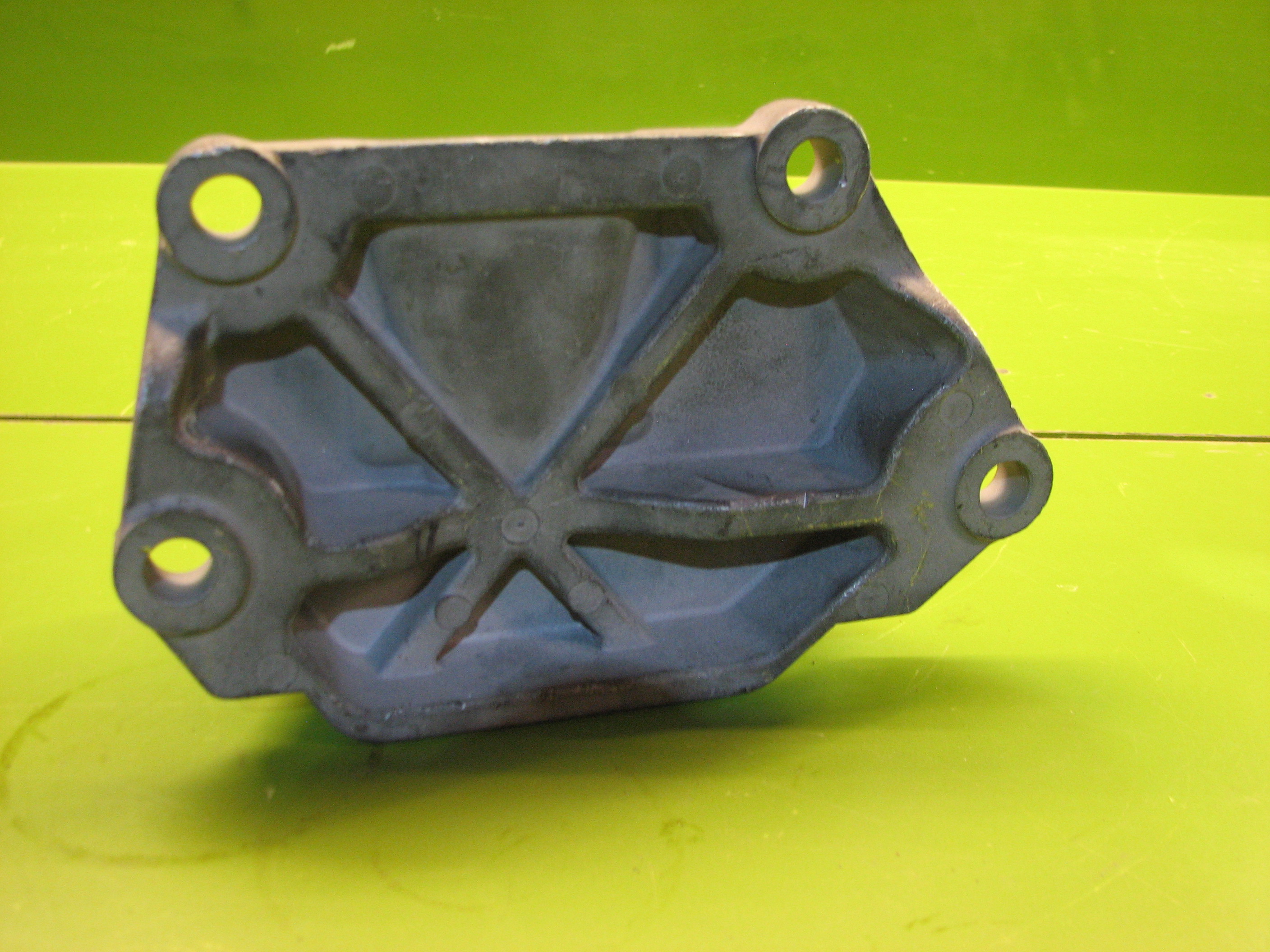 پایه رابط دسته گیربکس آزرا گرنجور