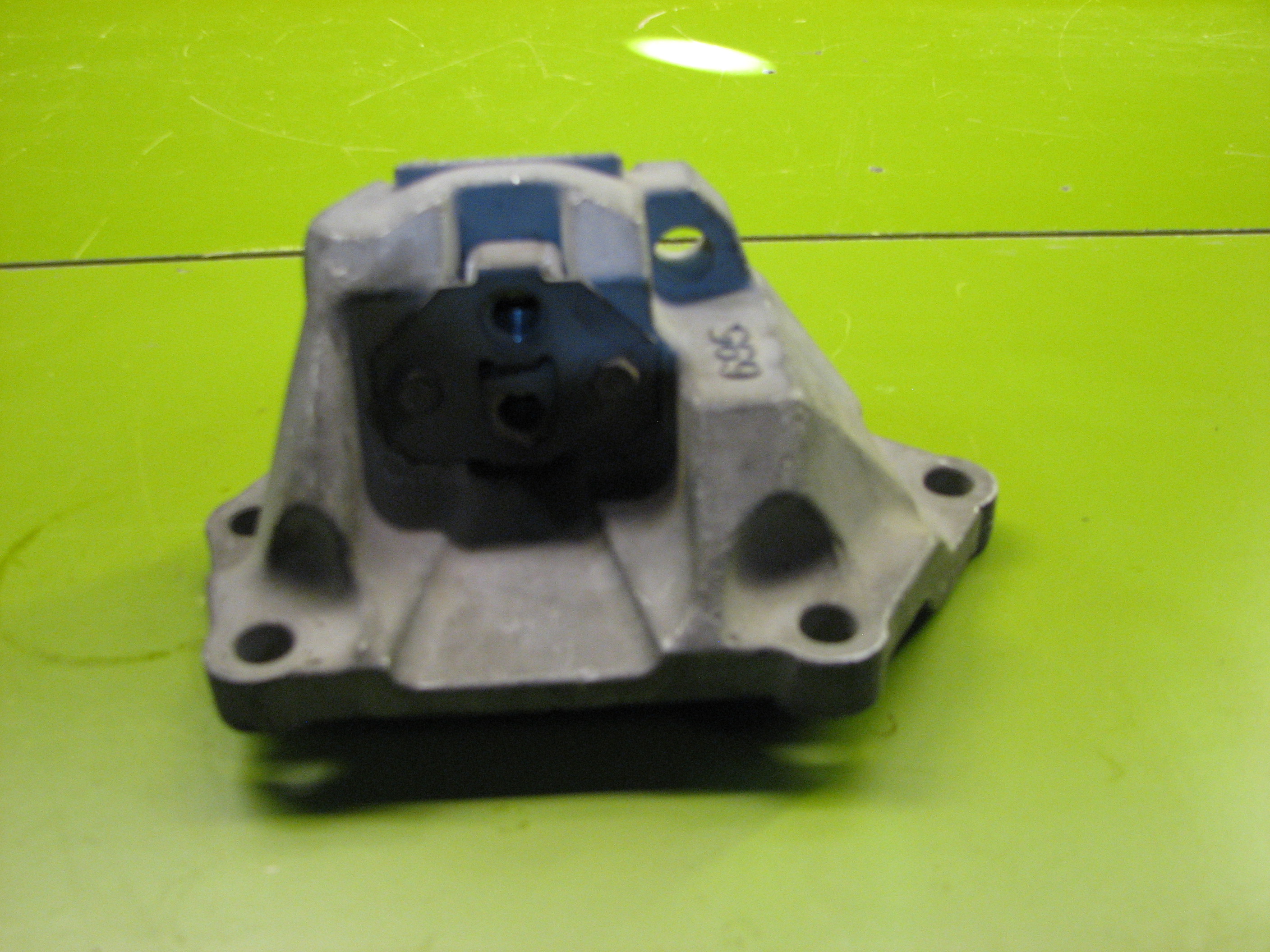 پایه رابط دسته گیربکس آزرا گرنجور