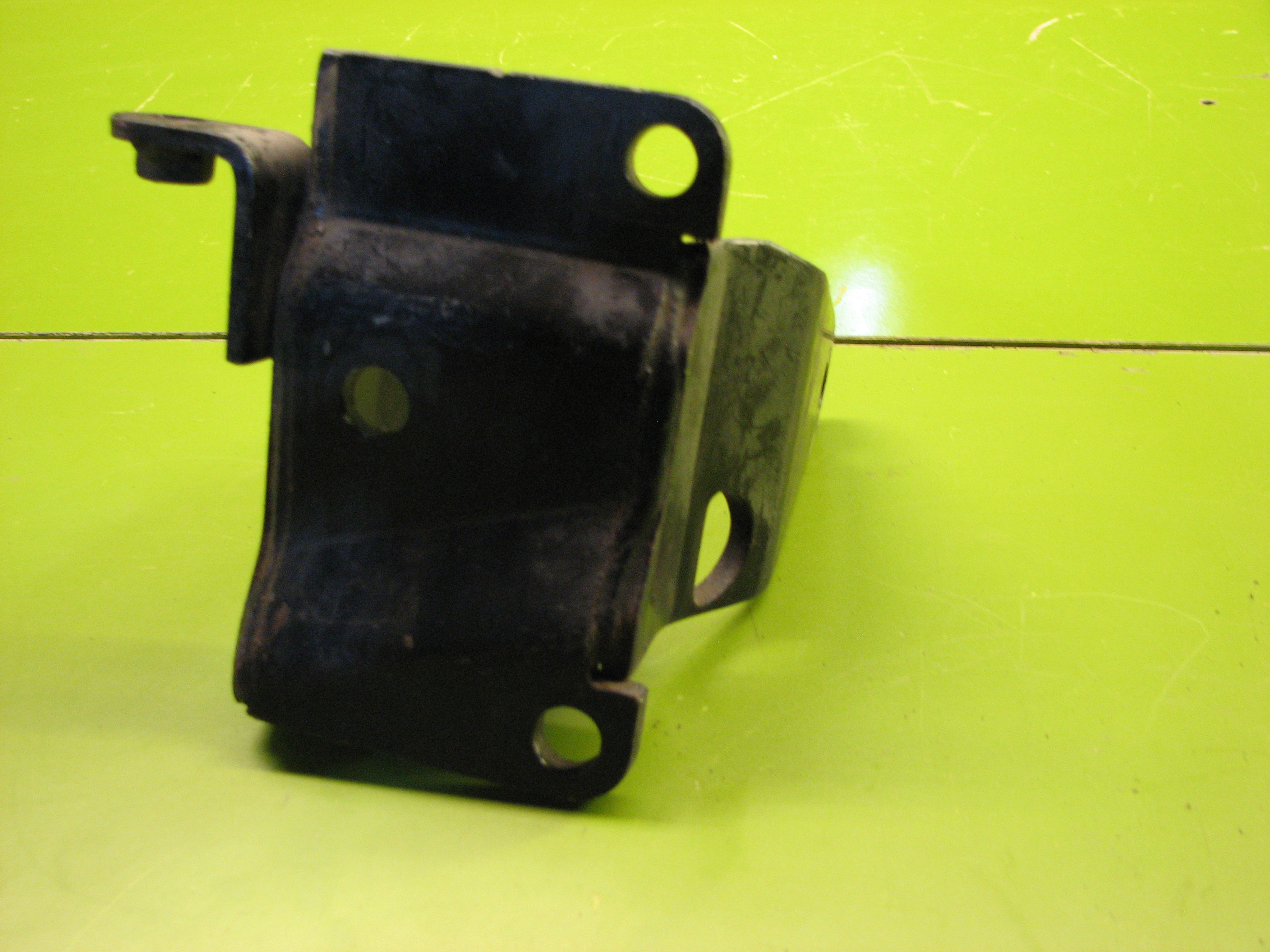 پایه رابط آهنی دسته موتور روی گیربکس هیوندای - کیا