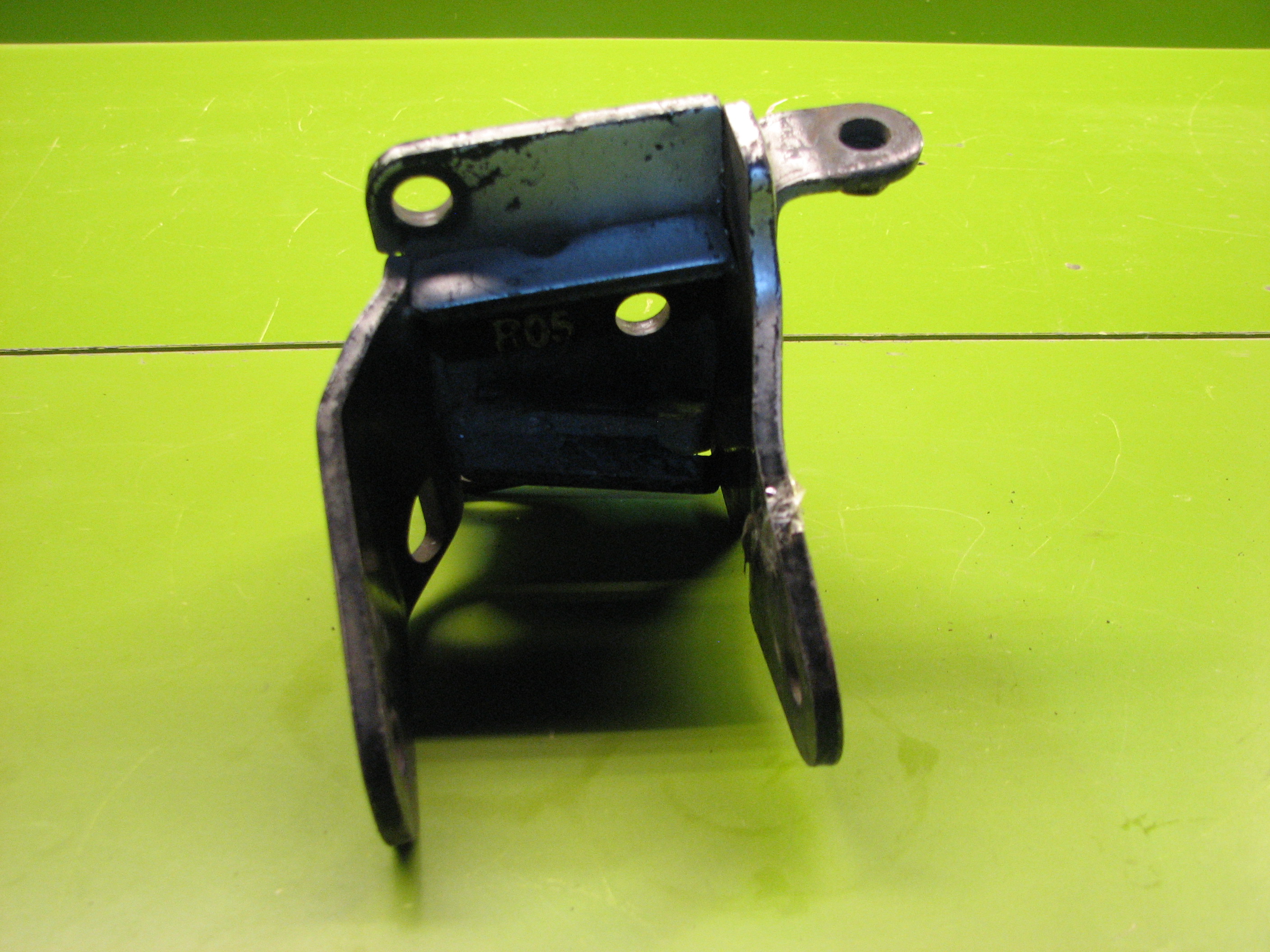 پایه رابط آهنی دسته موتور روی گیربکس هیوندای - کیا