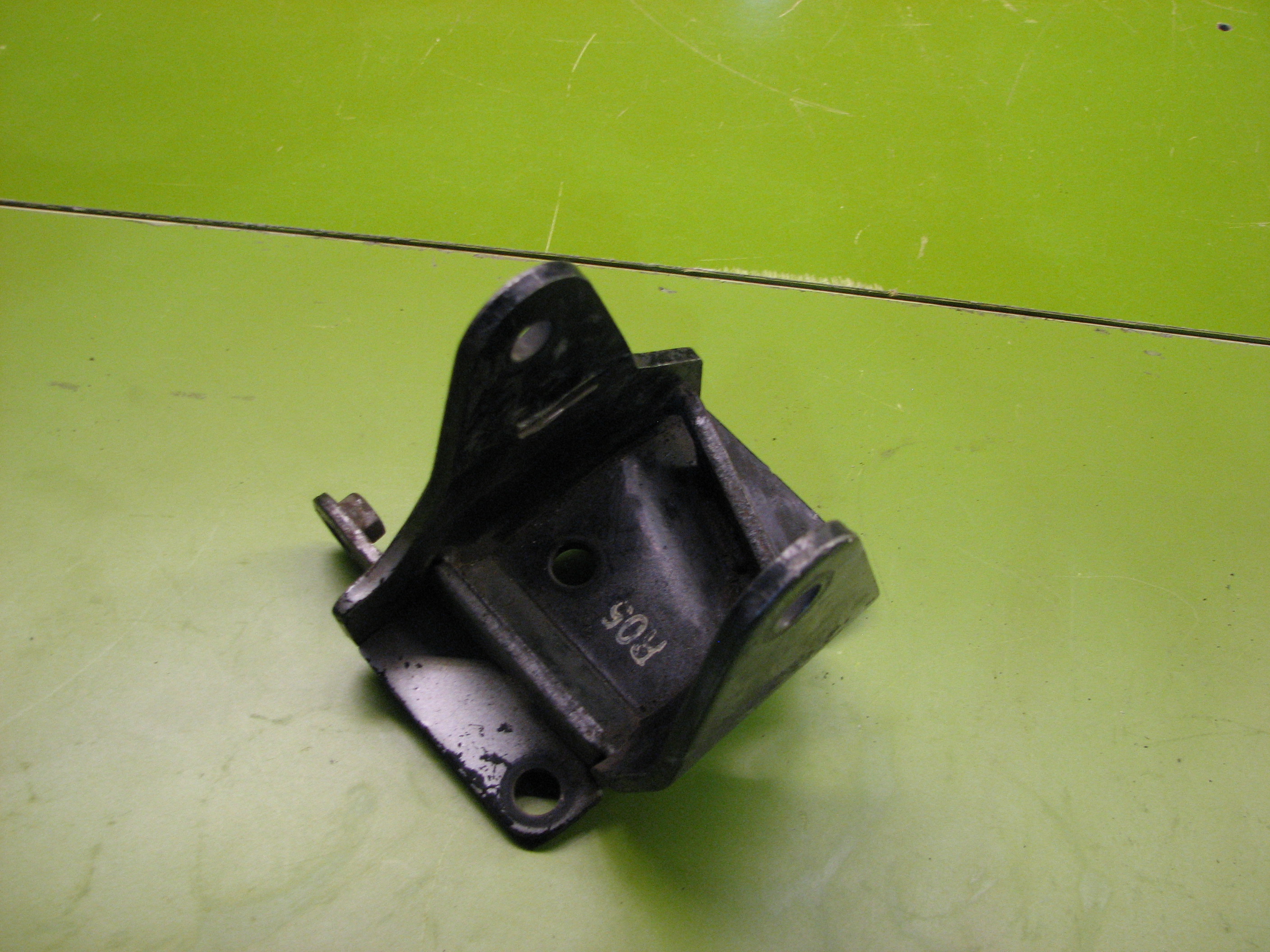 پایه رابط آهنی دسته موتور روی گیربکس هیوندای - کیا