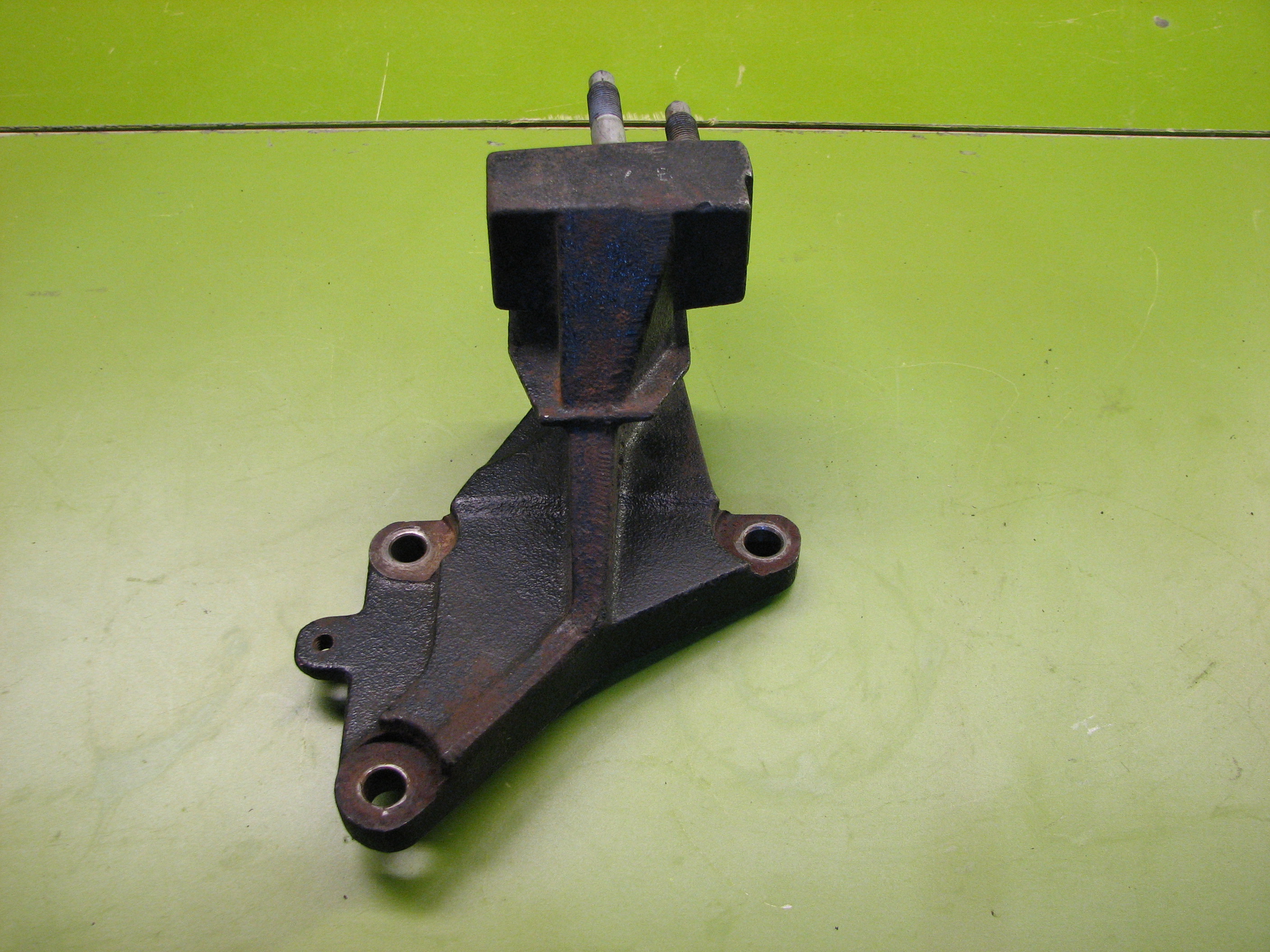 پایه چدنی رابط سیلندر دسته موتور سمت شاگرد