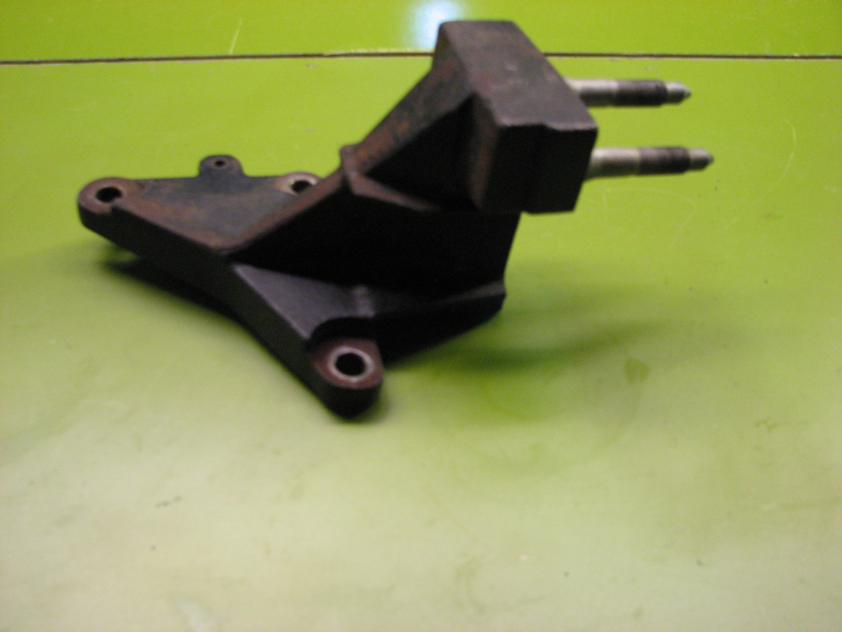 پایه چدنی رابط سیلندر دسته موتور سمت شاگرد