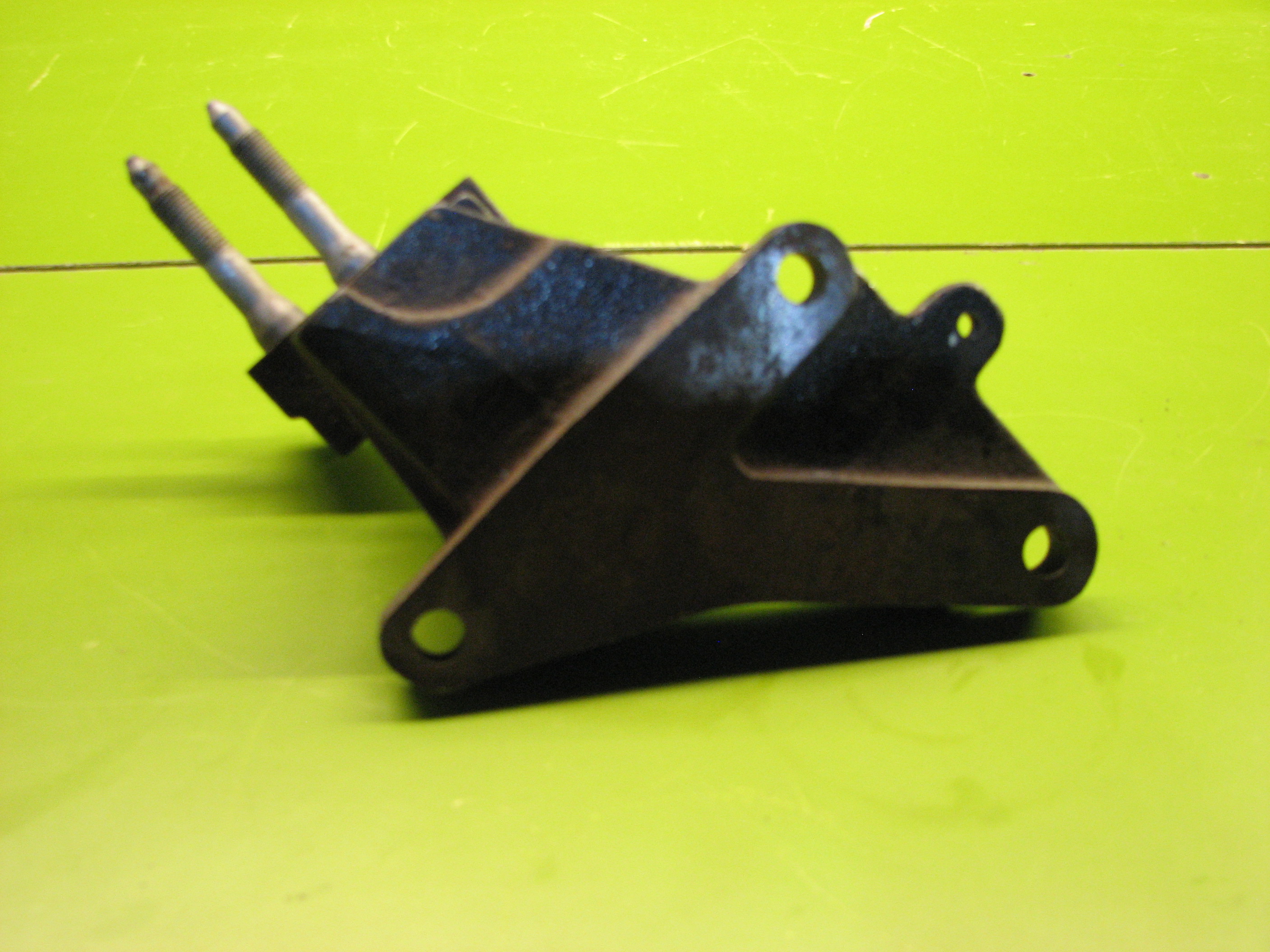 پایه چدنی رابط سیلندر دسته موتور سمت شاگرد