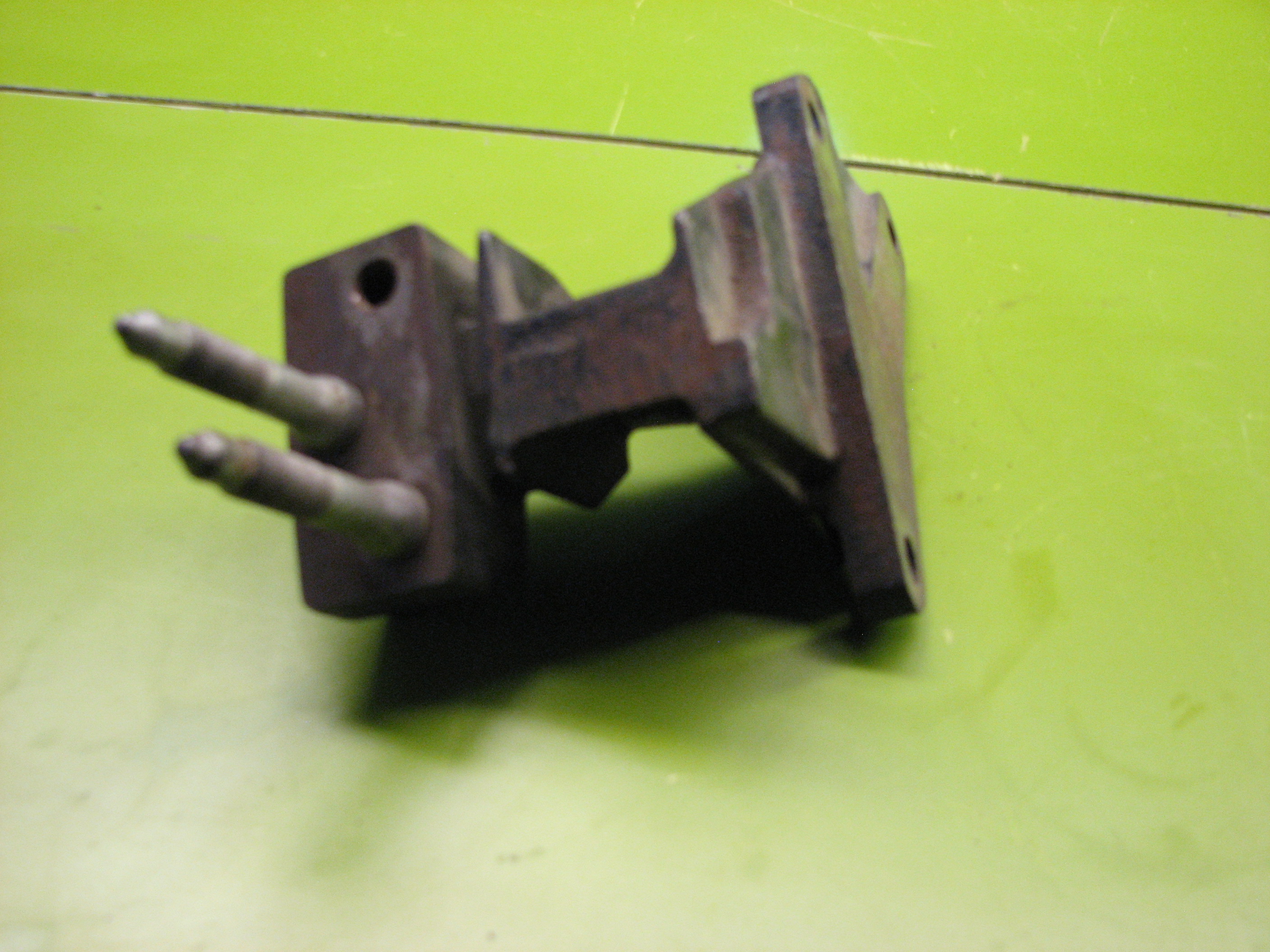 پایه چدنی رابط سیلندر دسته موتور سمت شاگرد