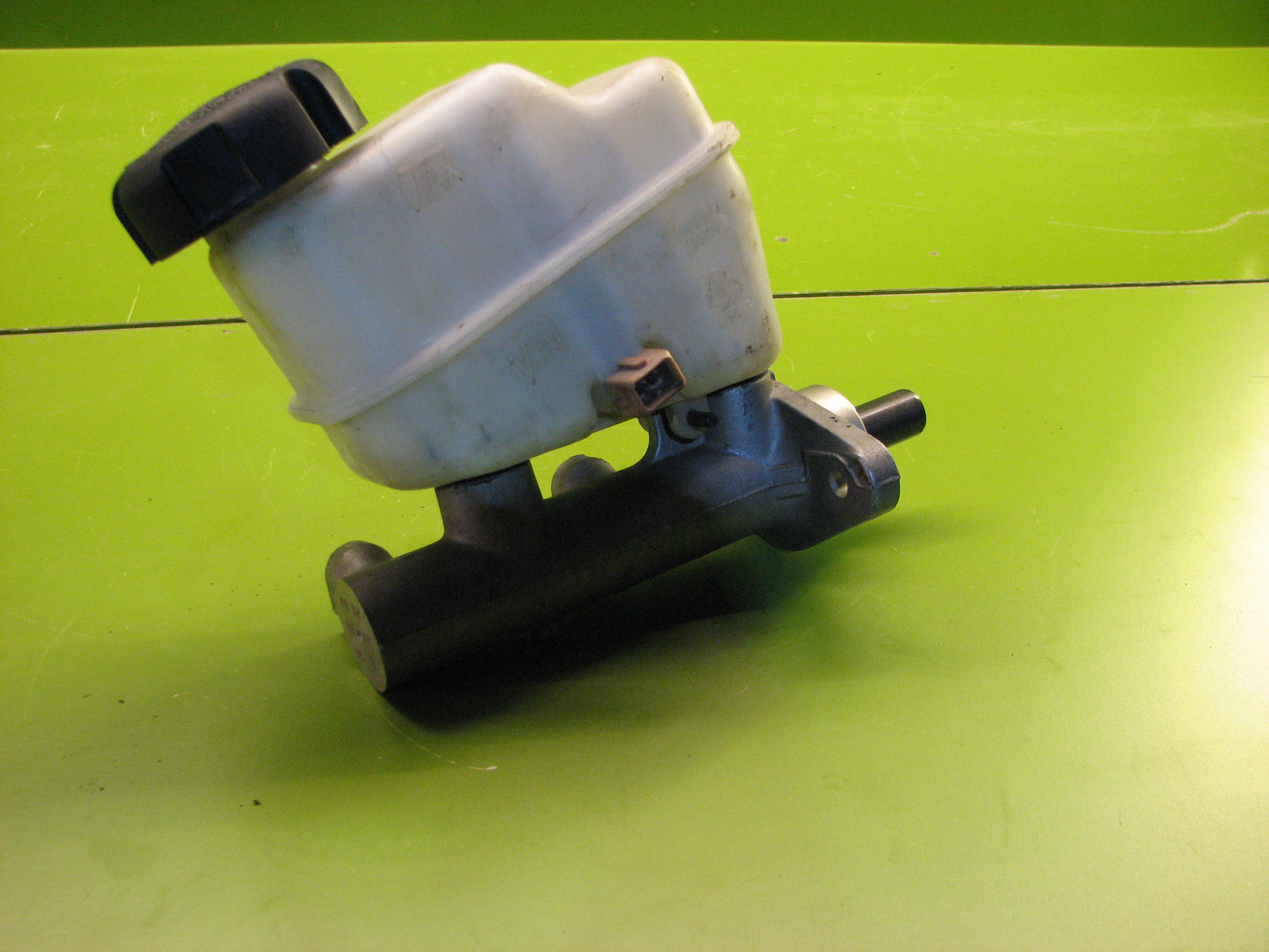 پمپ ترمز زیرپا با مخزن  جنسیس سدان و کوپه 2010-2016