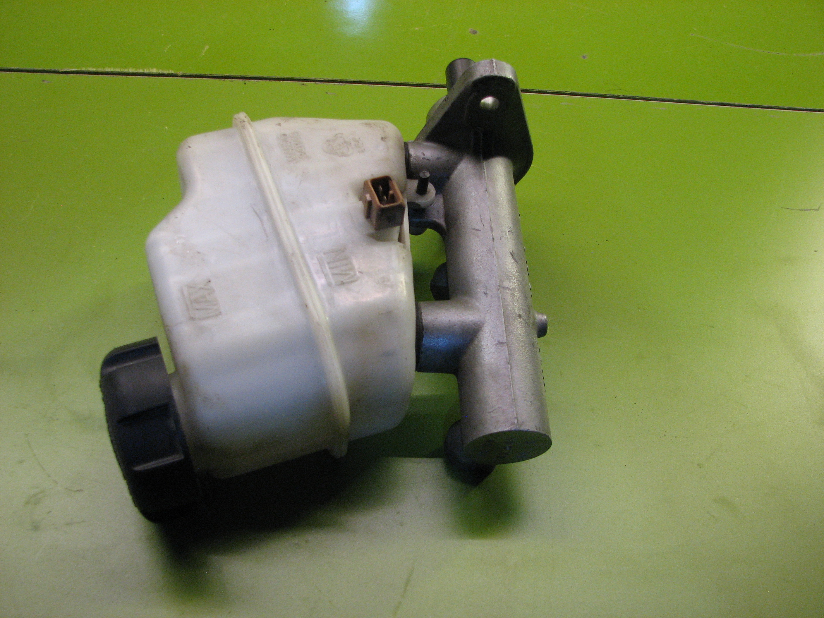 پمپ ترمز زیرپا با مخزن  جنسیس سدان و کوپه 2010-2016