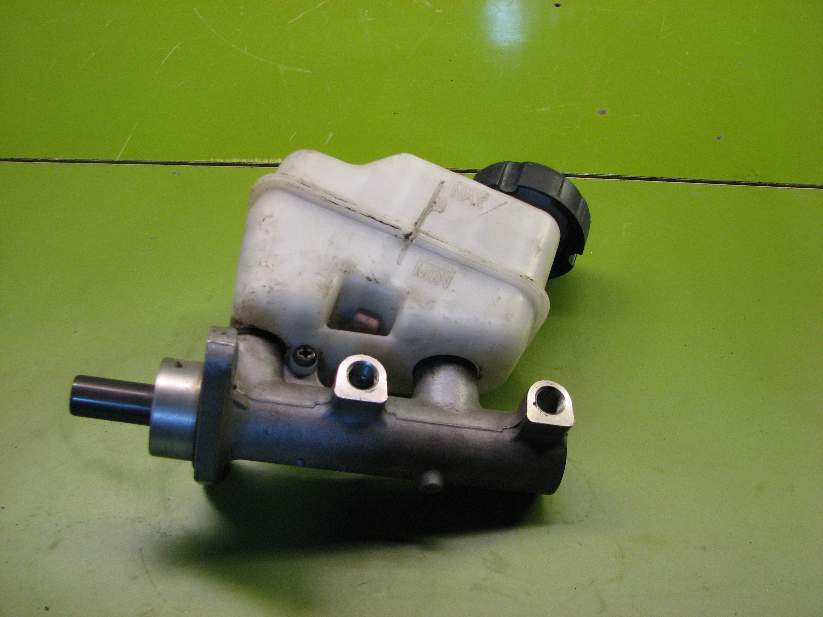 پمپ ترمز زیرپا با مخزن  جنسیس سدان و کوپه 2010-2016