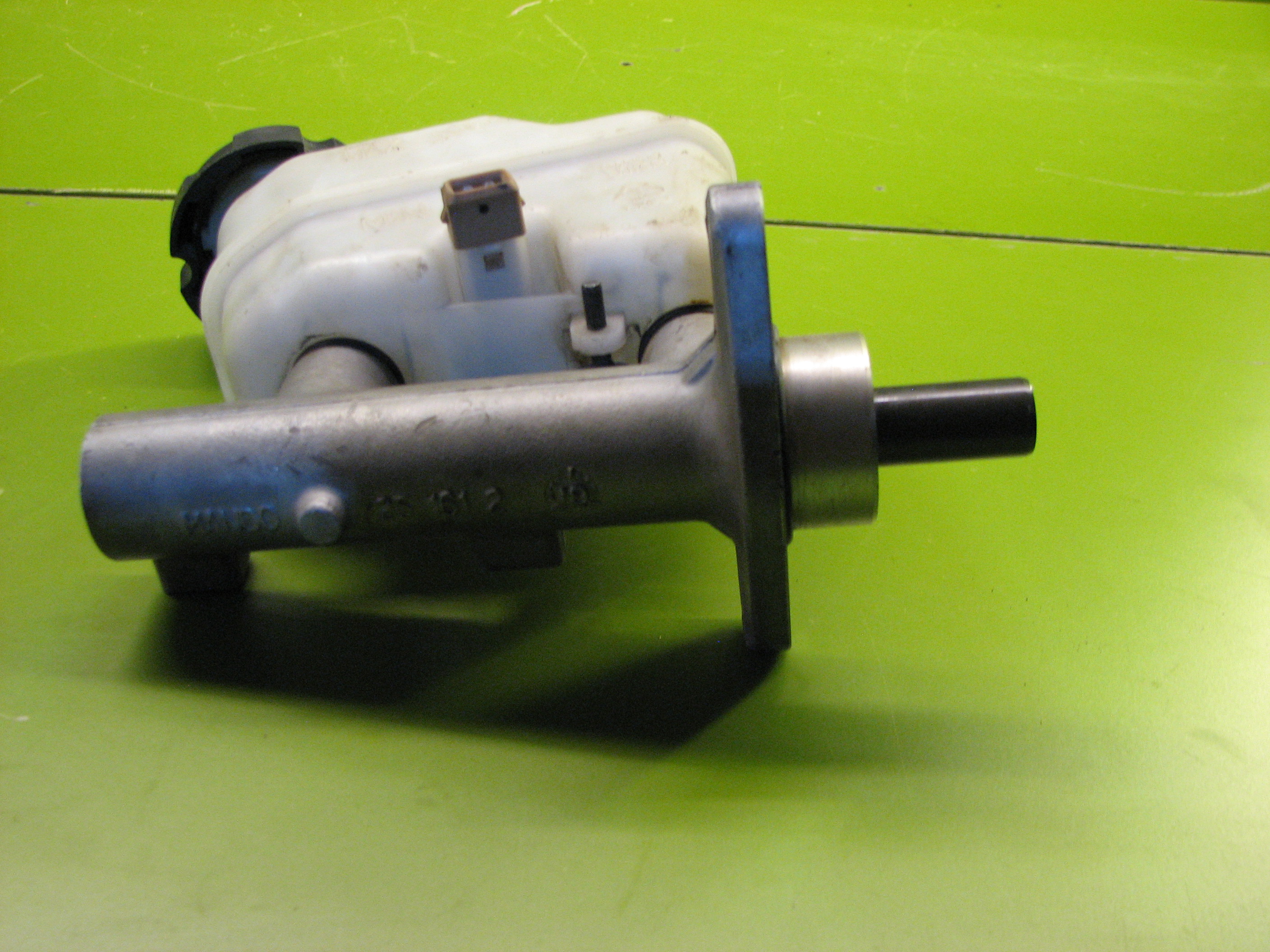 پمپ ترمز زیرپا با مخزن  جنسیس سدان و کوپه 2010-2016