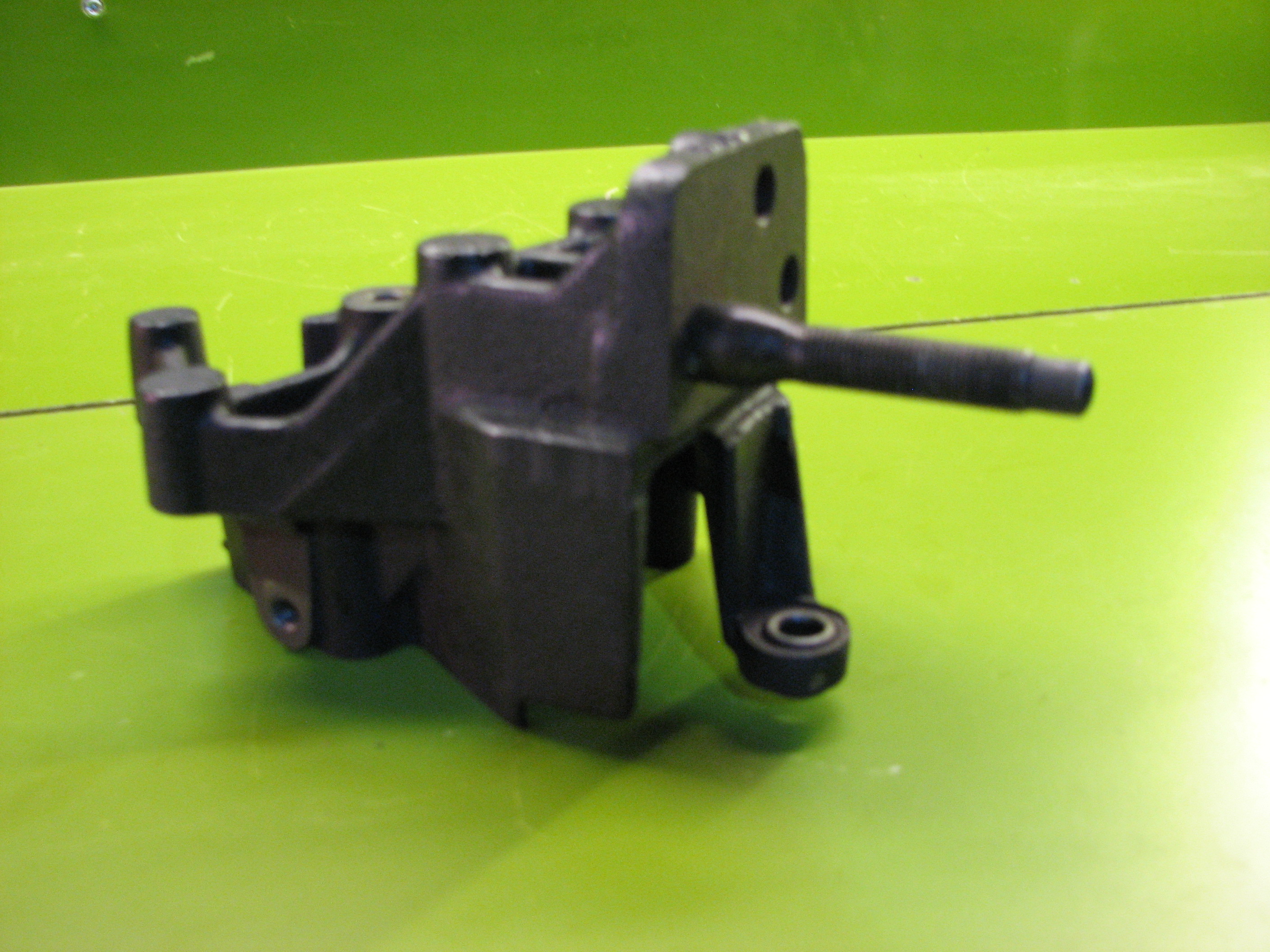 پایه رابط چدنی دسته موتور سمت شاگرد هیوندای -کیا