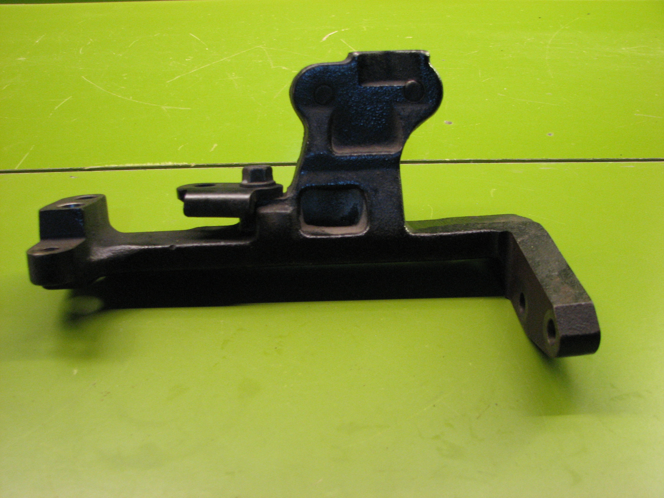 پایه چدنی جلوی موتور کیا-ریو (سایپایی)